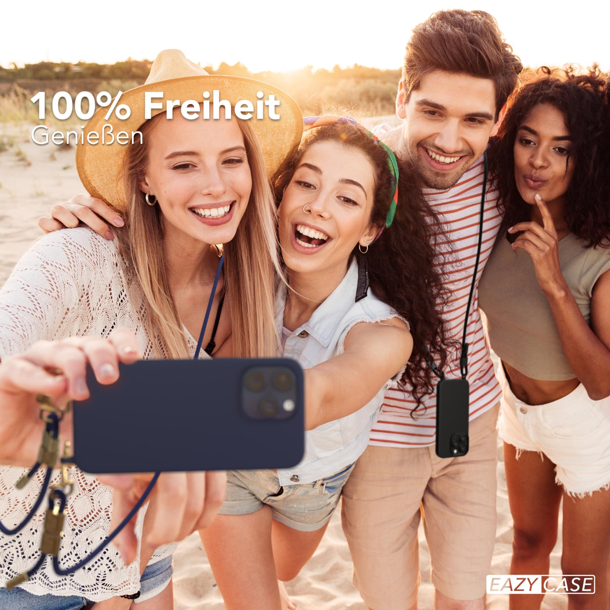 Vier Personen machen ein Selfie. Sie lächeln und sind glücklich. Strandhintergrund, sonniger Tag.