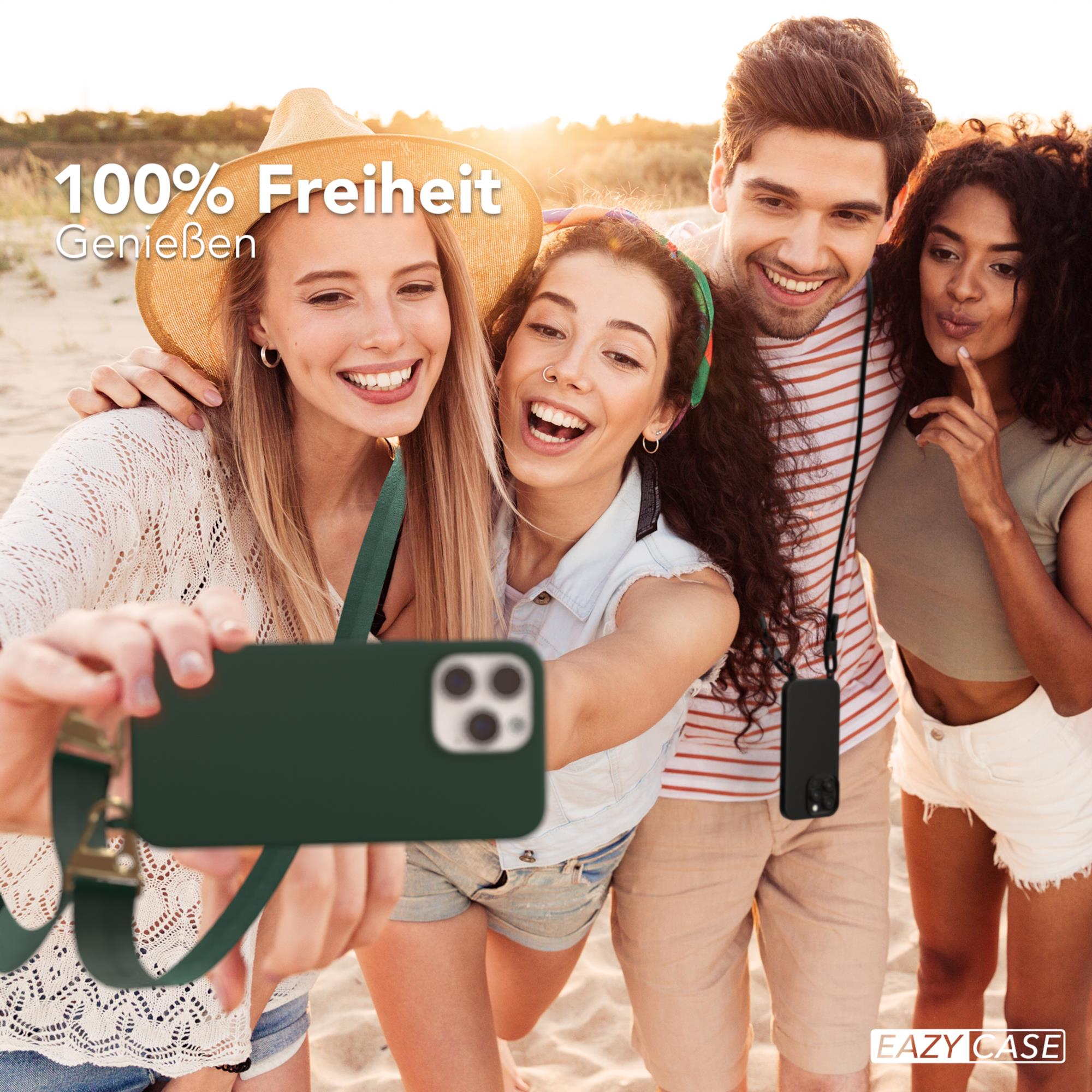 Vier Personen machen ein Selfie am Strand. Einer hält ein Telefon mit grüner Hülle. Sonniger Hintergrund.