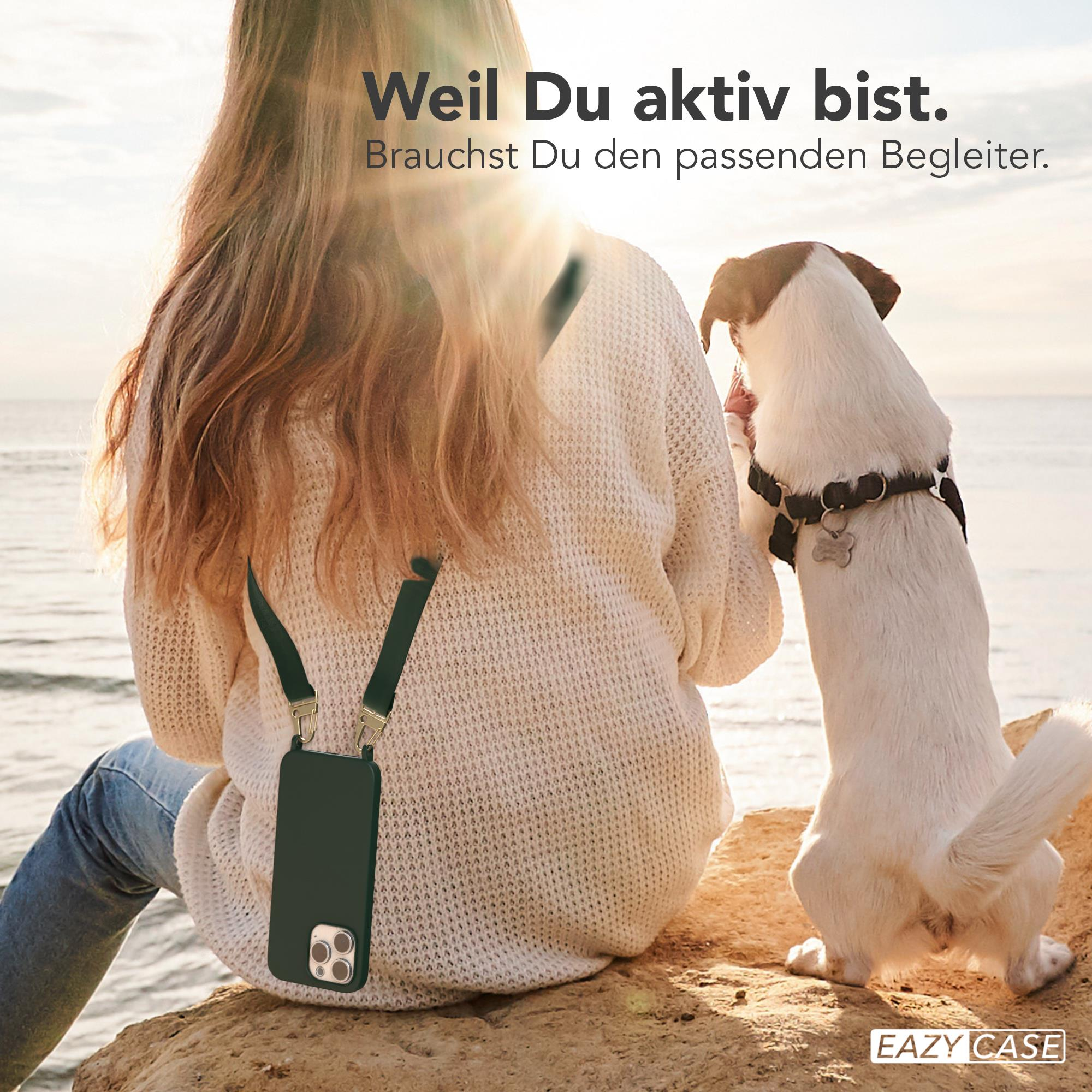 Frau mit Handyhülle, Hund. Das Meer im Hintergrund. Die Sonne scheint.