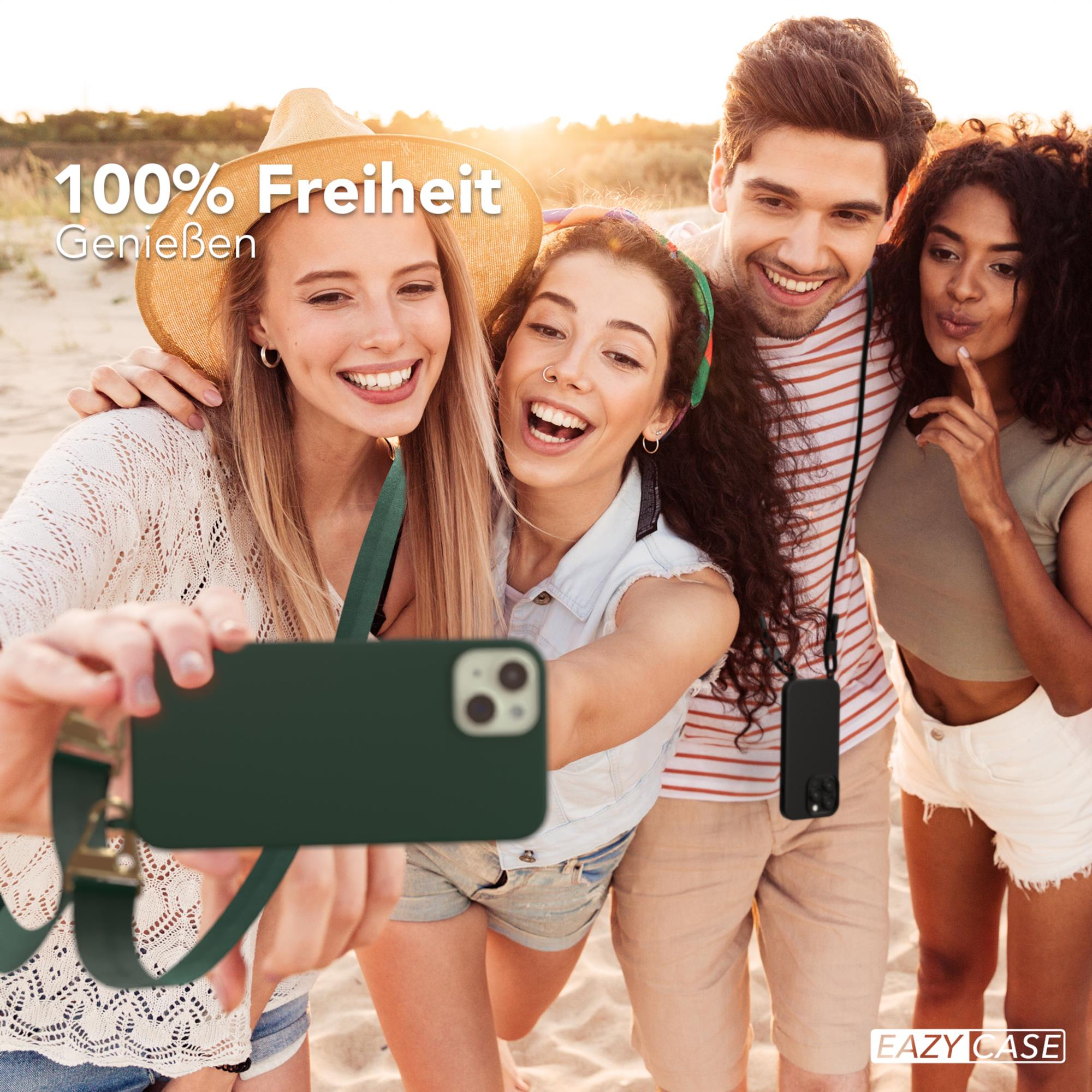 Vier Personen machen ein Selfie am Strand. Sie sind glücklich und halten ein Telefon mit Hülle.
