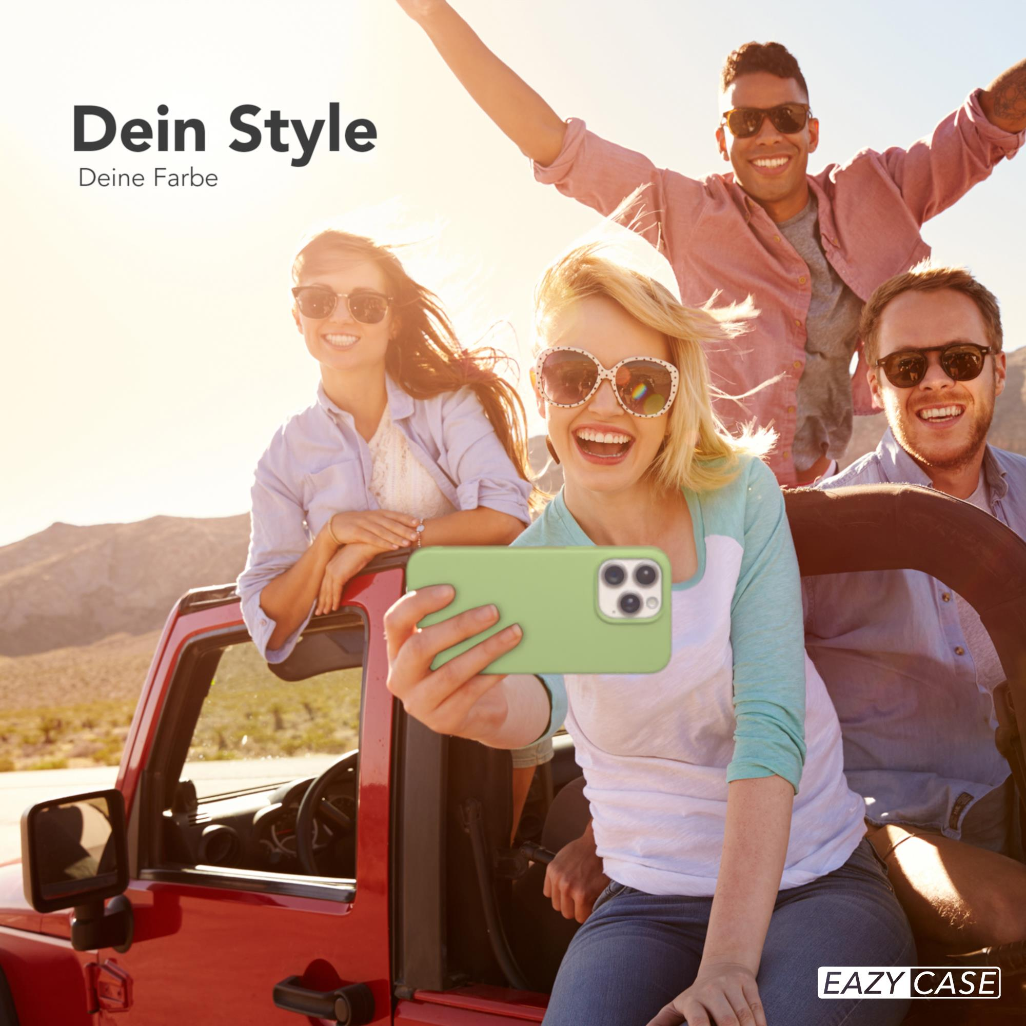 Gruppe von Leuten in einem roten Auto, die ein Selfie mit einer grünen Handyhülle machen.