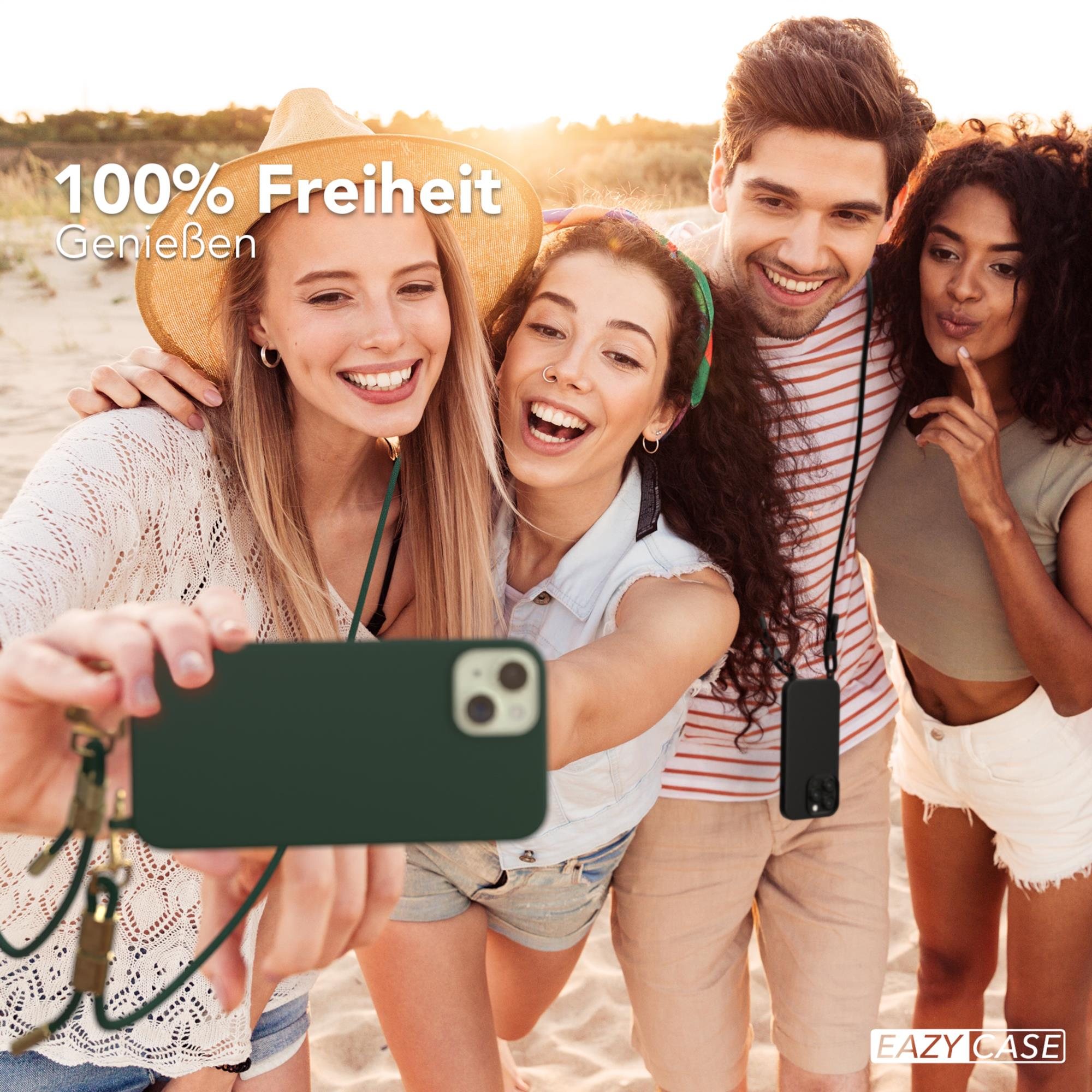Vier Personen machen ein Selfie am Strand. Der Text lautet '100% Freiheit genießen'.