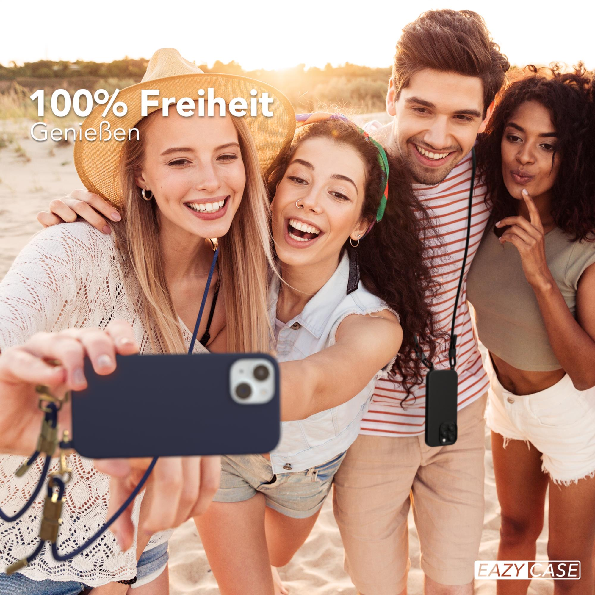Freundesgruppe macht Selfie am Strand.