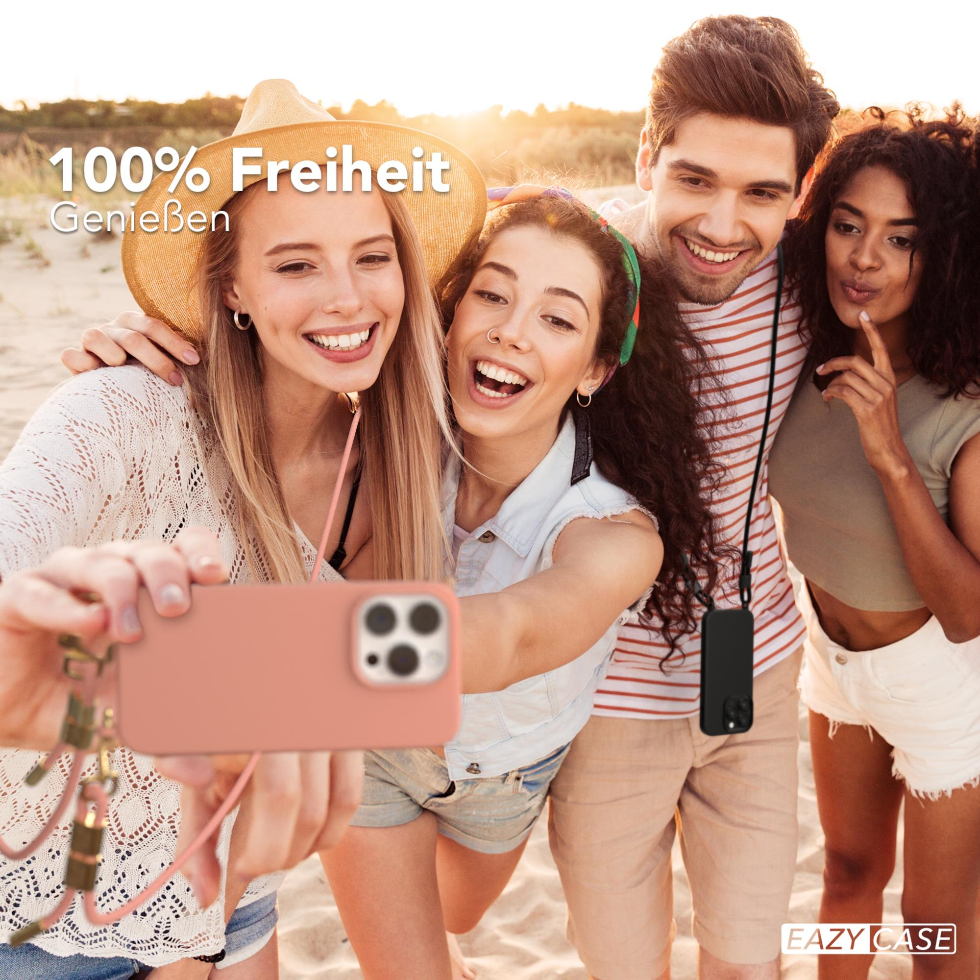 Vier Freunde machen ein Selfie am Strand. Text: 100% Freiheit. Sie lächeln.