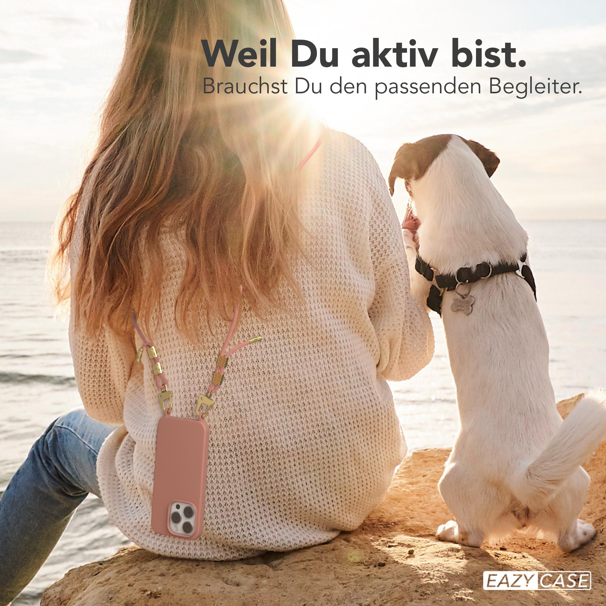 Eine Frau sitzt mit einem Hund auf einem Felsen, Handyhülle in der Hand. Sonne im Hintergrund.