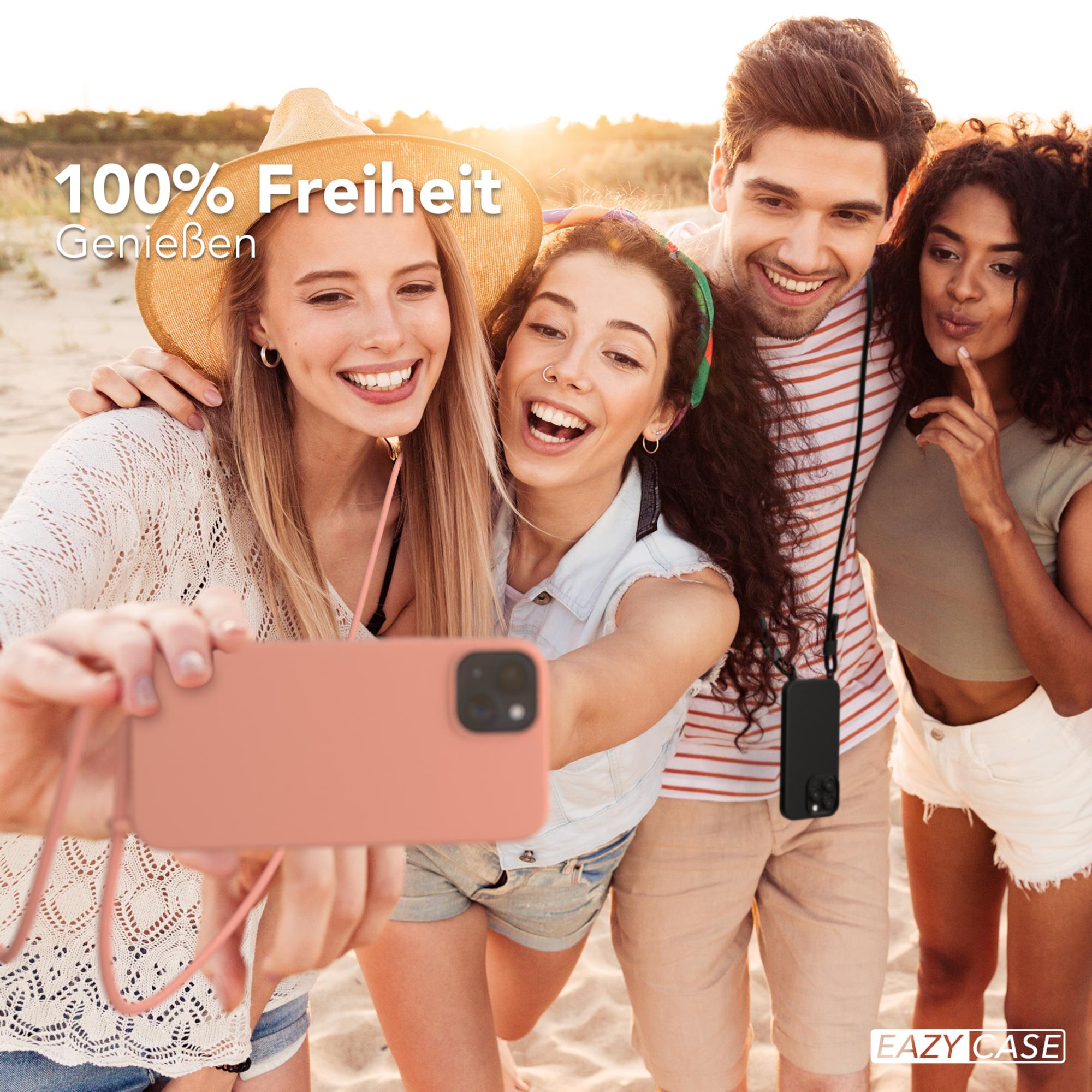 Gruppe von Leuten, die am Strand ein Selfie machen, halten eine pinke Handyhülle.