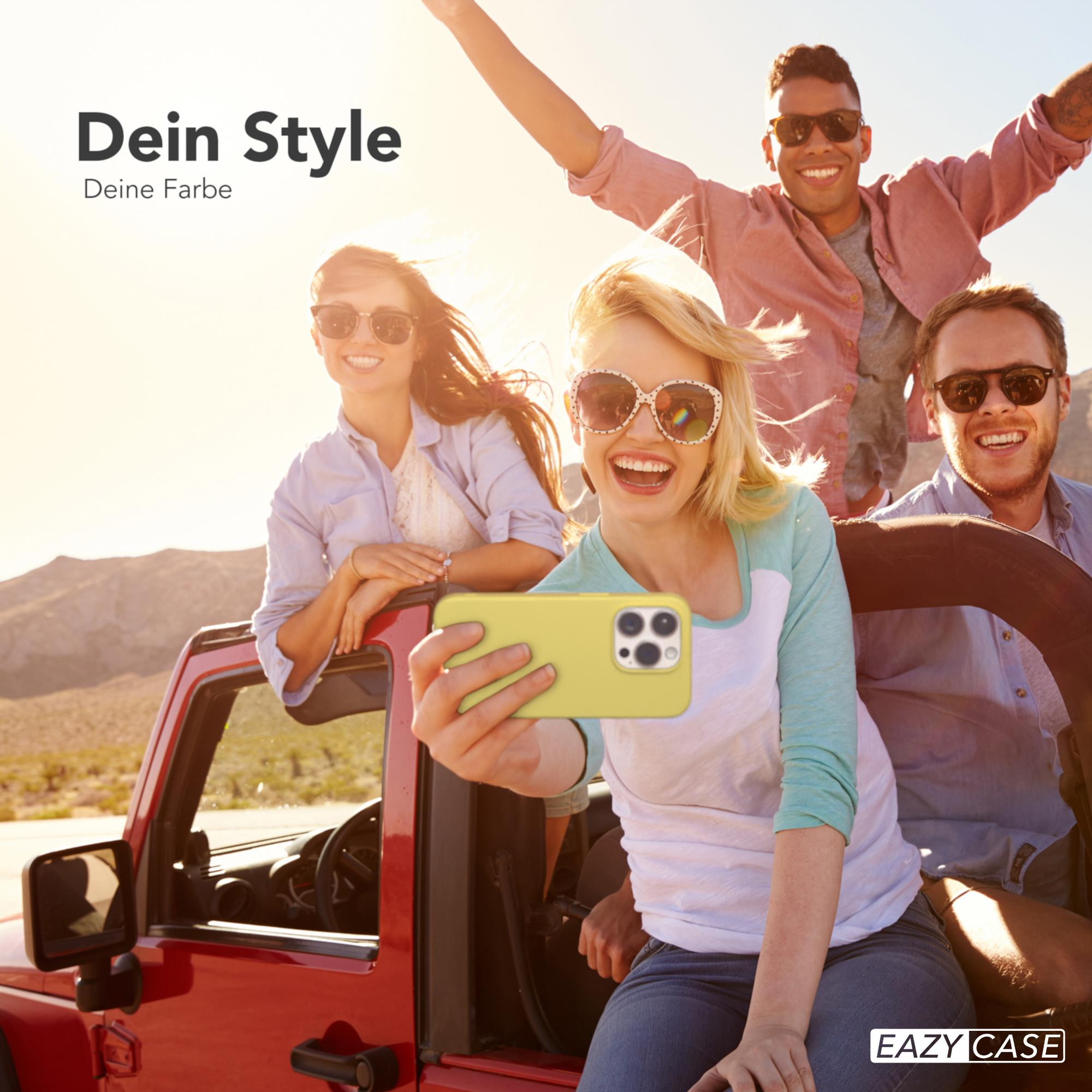 Vier Personen machen ein Selfie in einem roten Jeep, die Sonne scheint.
