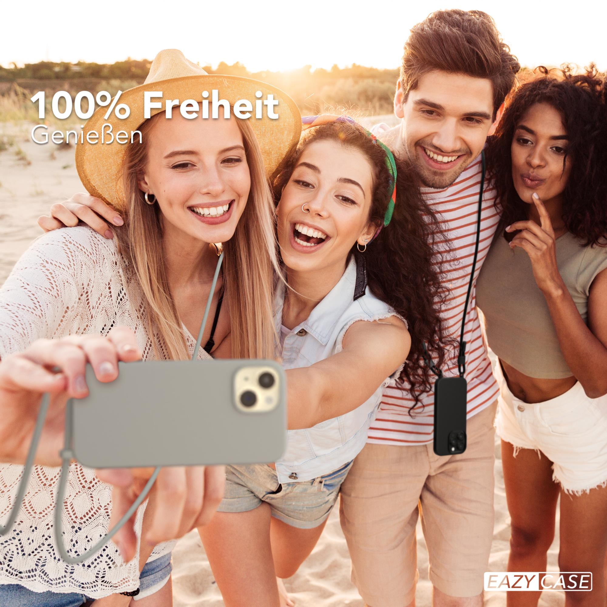 Vier Personen machen ein Selfie am Strand. Sie sind glücklich und halten ein Telefon mit Hülle.