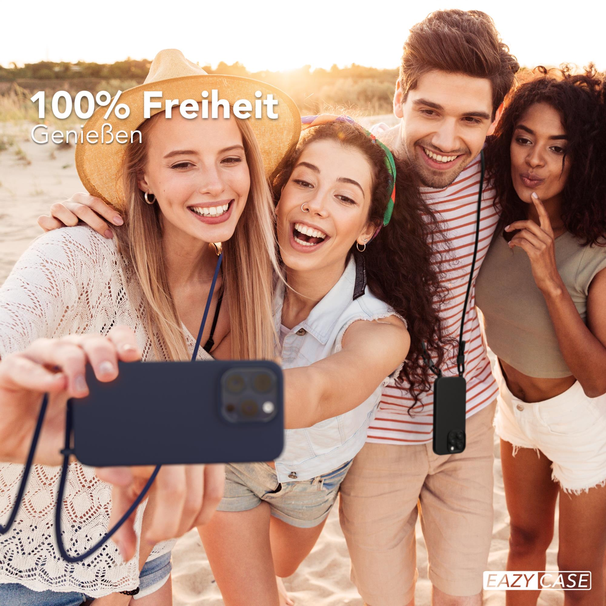 Vier Personen machen ein Selfie am Strand mit einem Telefon mit Gurt.