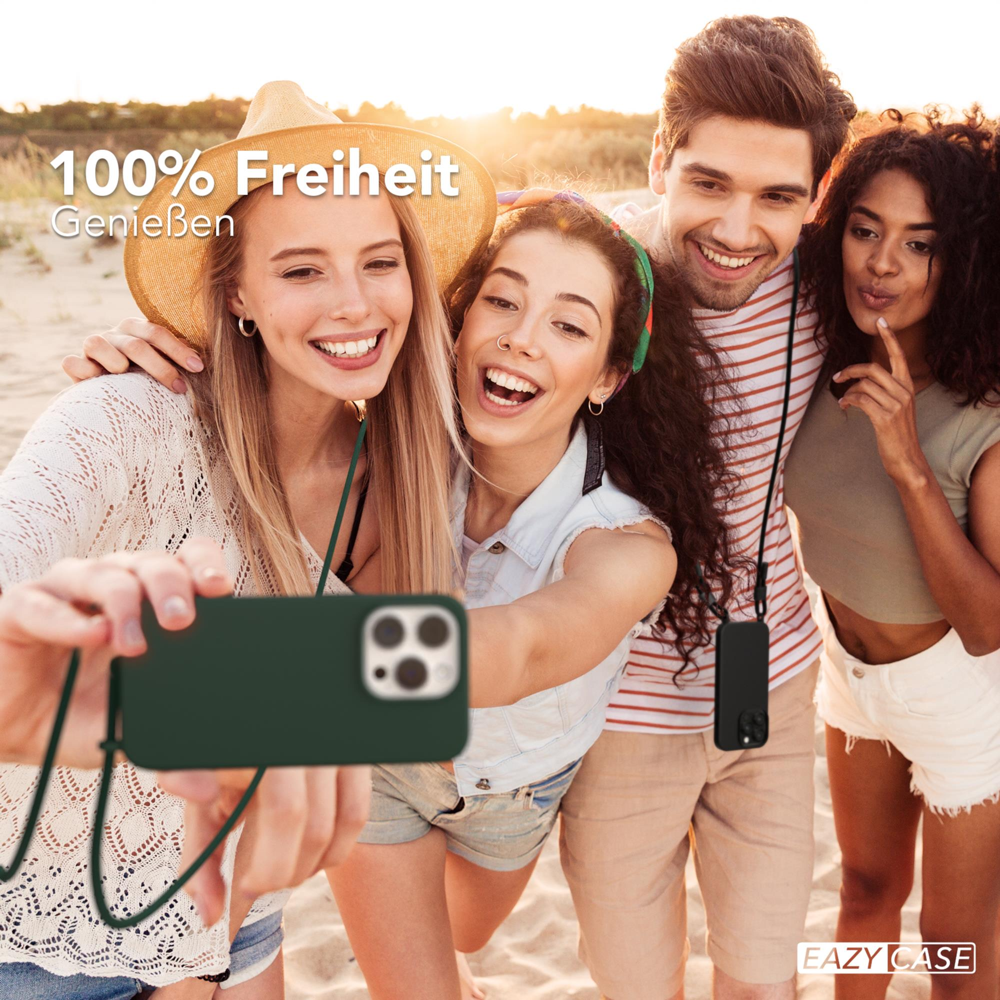 Vier Personen machen ein Selfie am Strand. Einer hält ein Telefon mit dunkelgrüner Hülle.