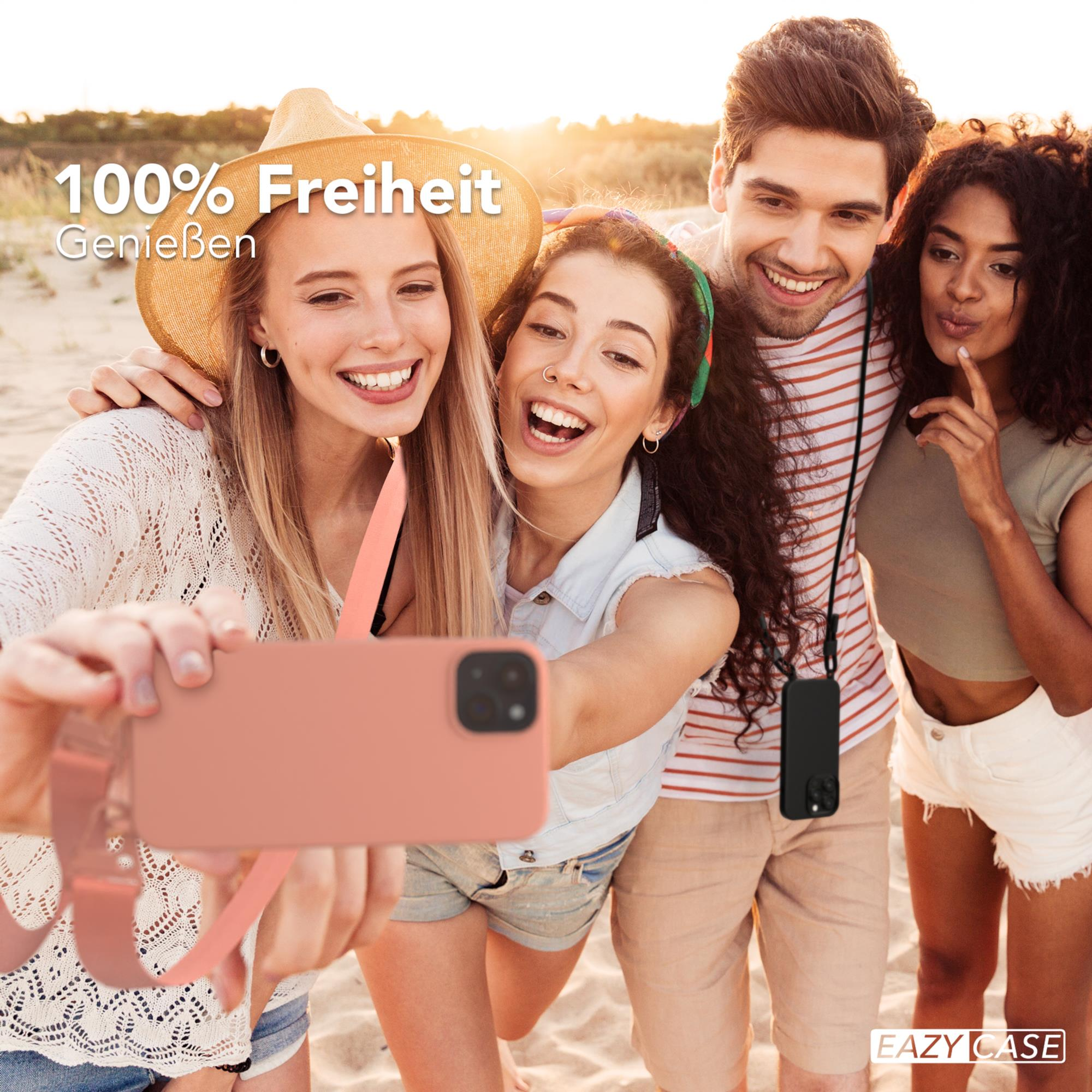 Vier Personen machen ein Selfie. Sie lächeln und stehen am Strand. Das Case sagt EAZY CASE.