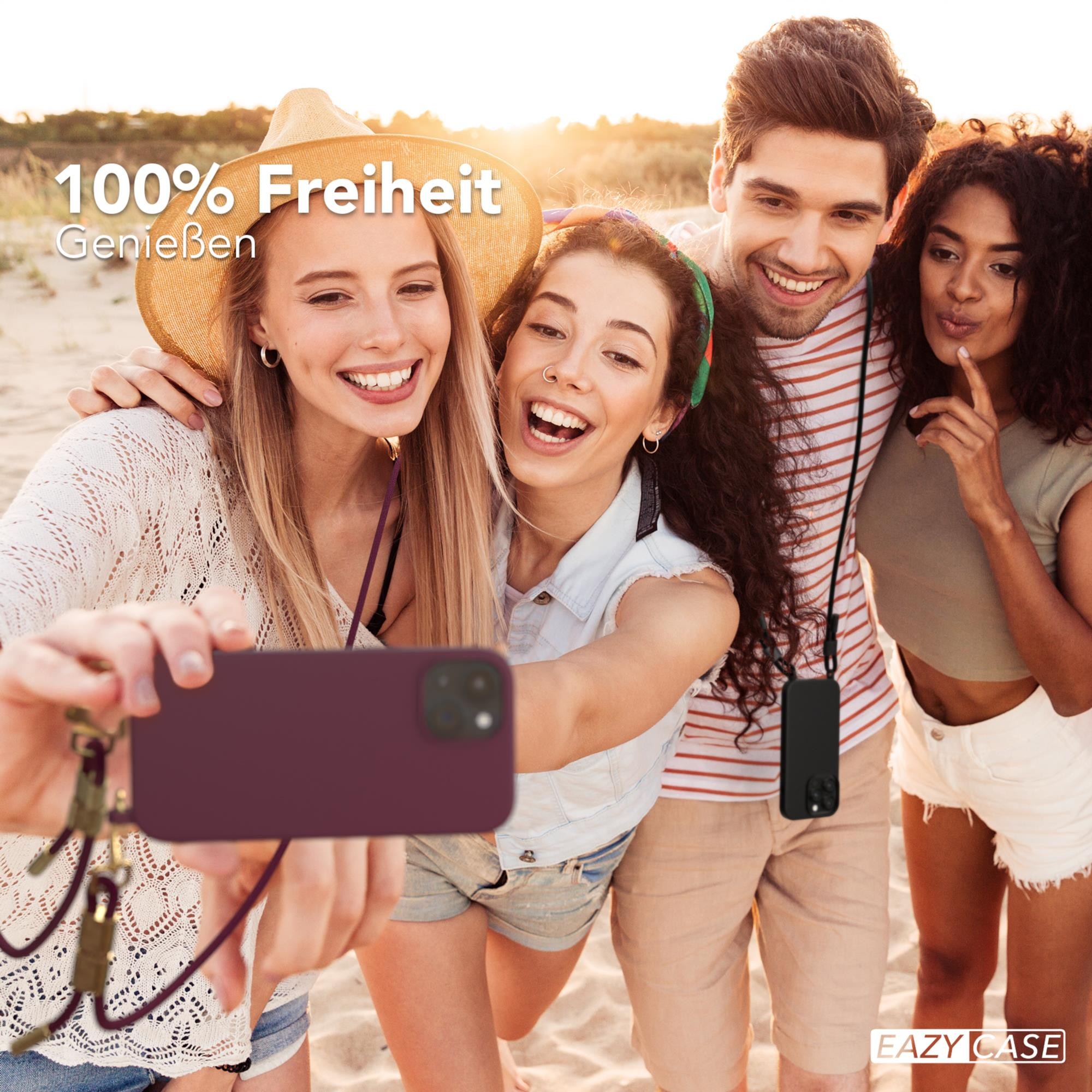 Eine Gruppe von vier Personen macht ein Selfie am Strand, mit einem Telefon mit Hülle. Text: '100% Freiheit'.