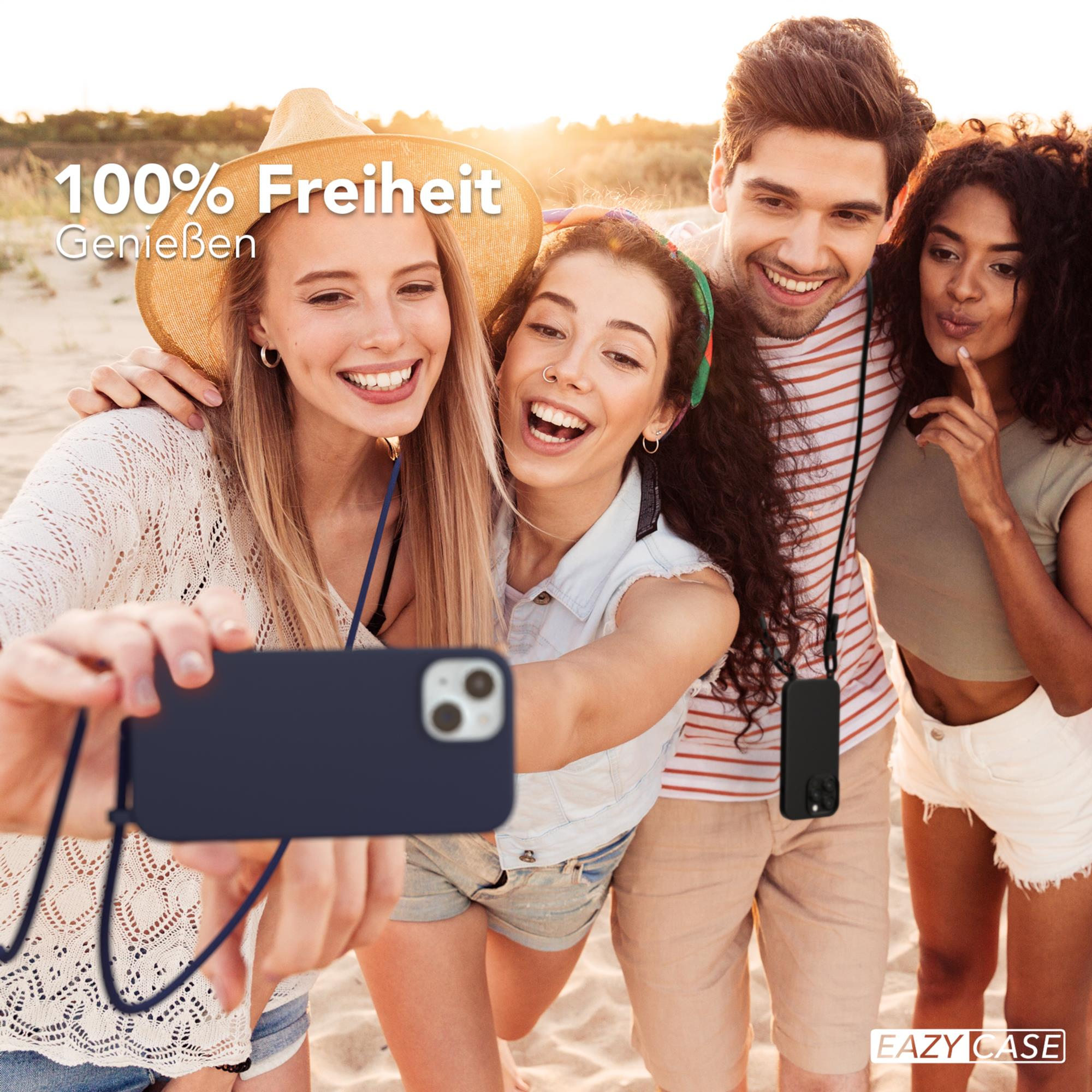 Vier Freunde am Strand machen ein Selfie mit einer marineblauen Handyhülle. Sie lächeln.