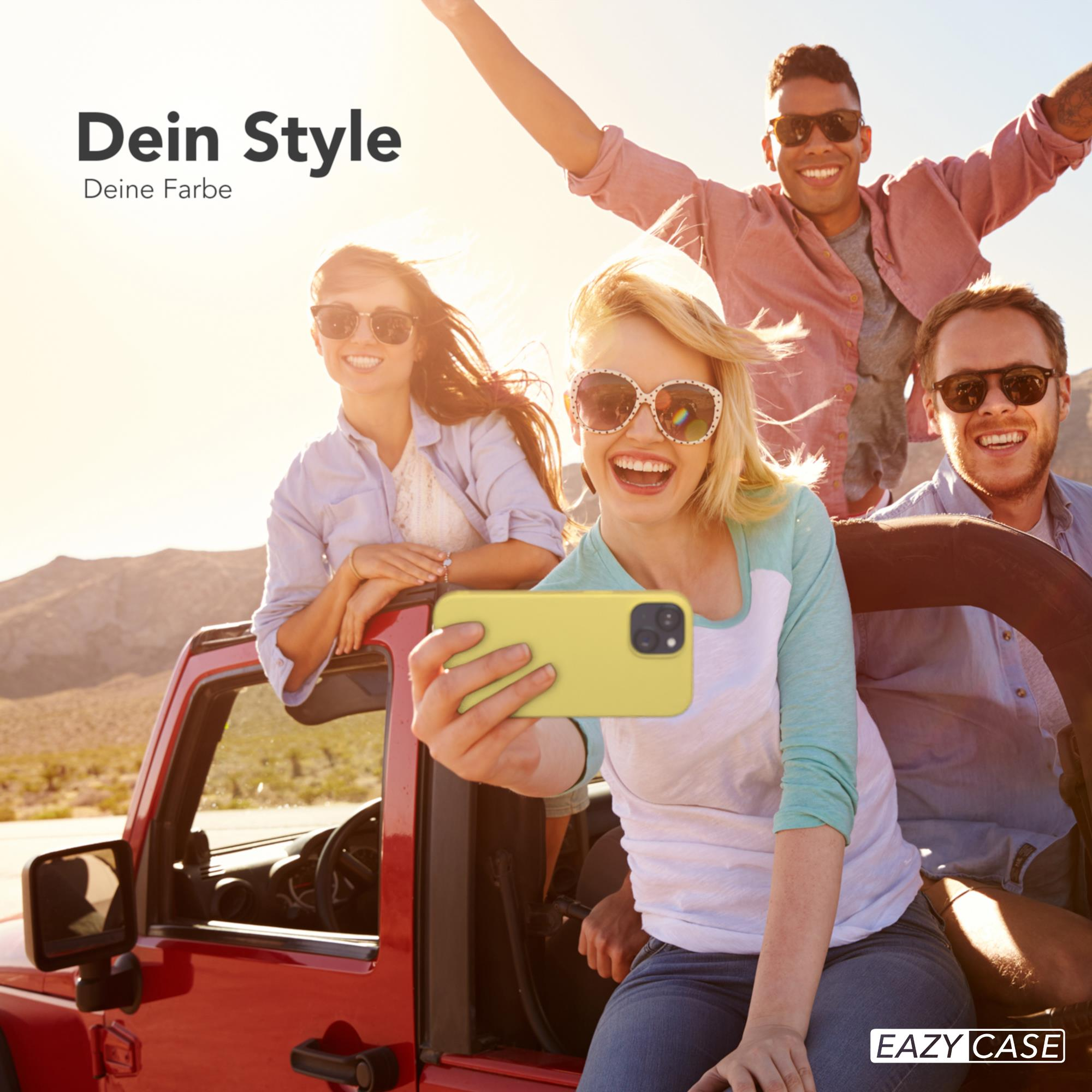 Vier Personen in einem roten Jeep machen ein Selfie mit einer gelben Handyhülle. Sie lächeln im Sonnenlicht.