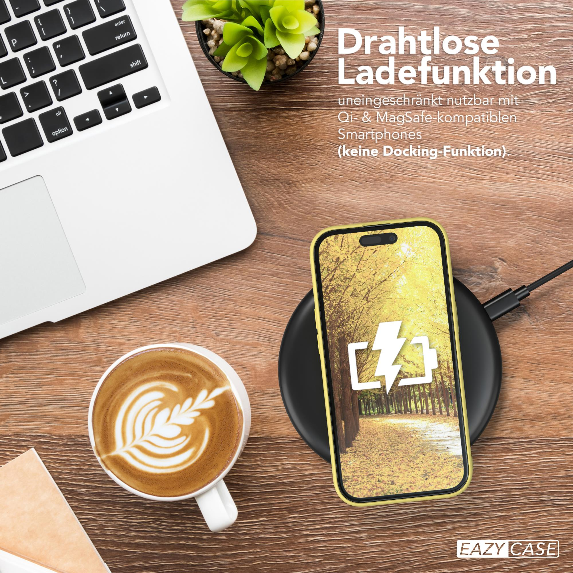 Ein Laptop, Kaffee und Telefon auf einem Holzschreibtisch. Das Telefon zeigt ein Ladesymbol.