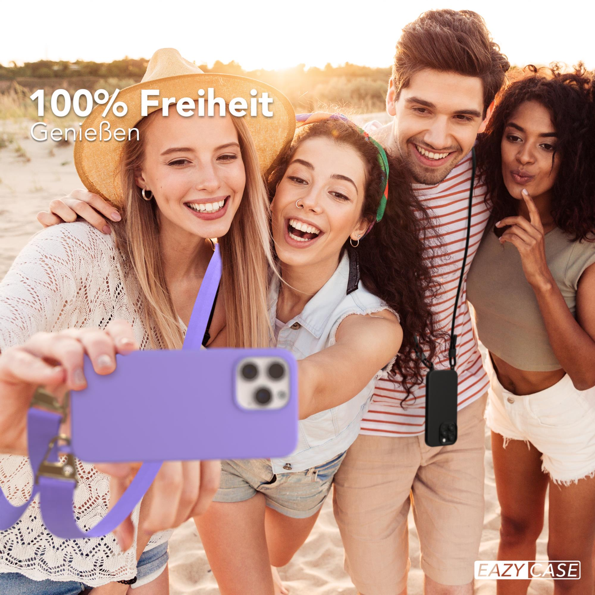 Vier Freunde machen Selfie mit Telefon. Strandhintergrund, Eazy Case Logo.