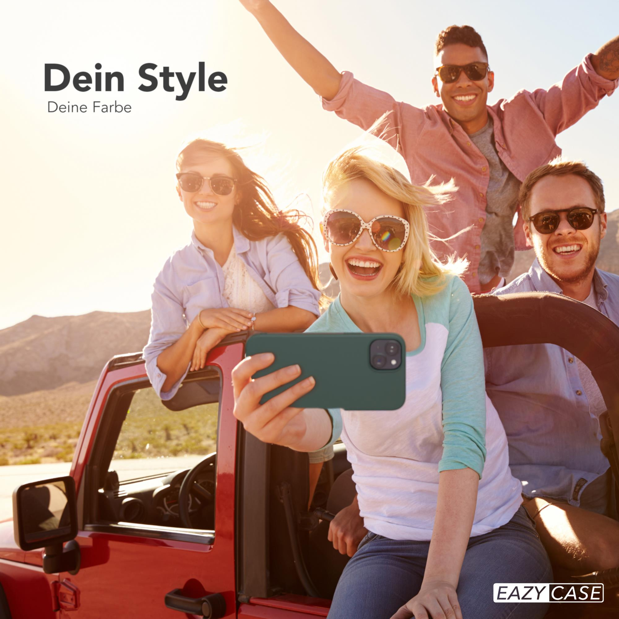 Vier Personen in einem roten Jeep machen ein Selfie. Sonnenbrillen und lächelnde Gesichter sichtbar.