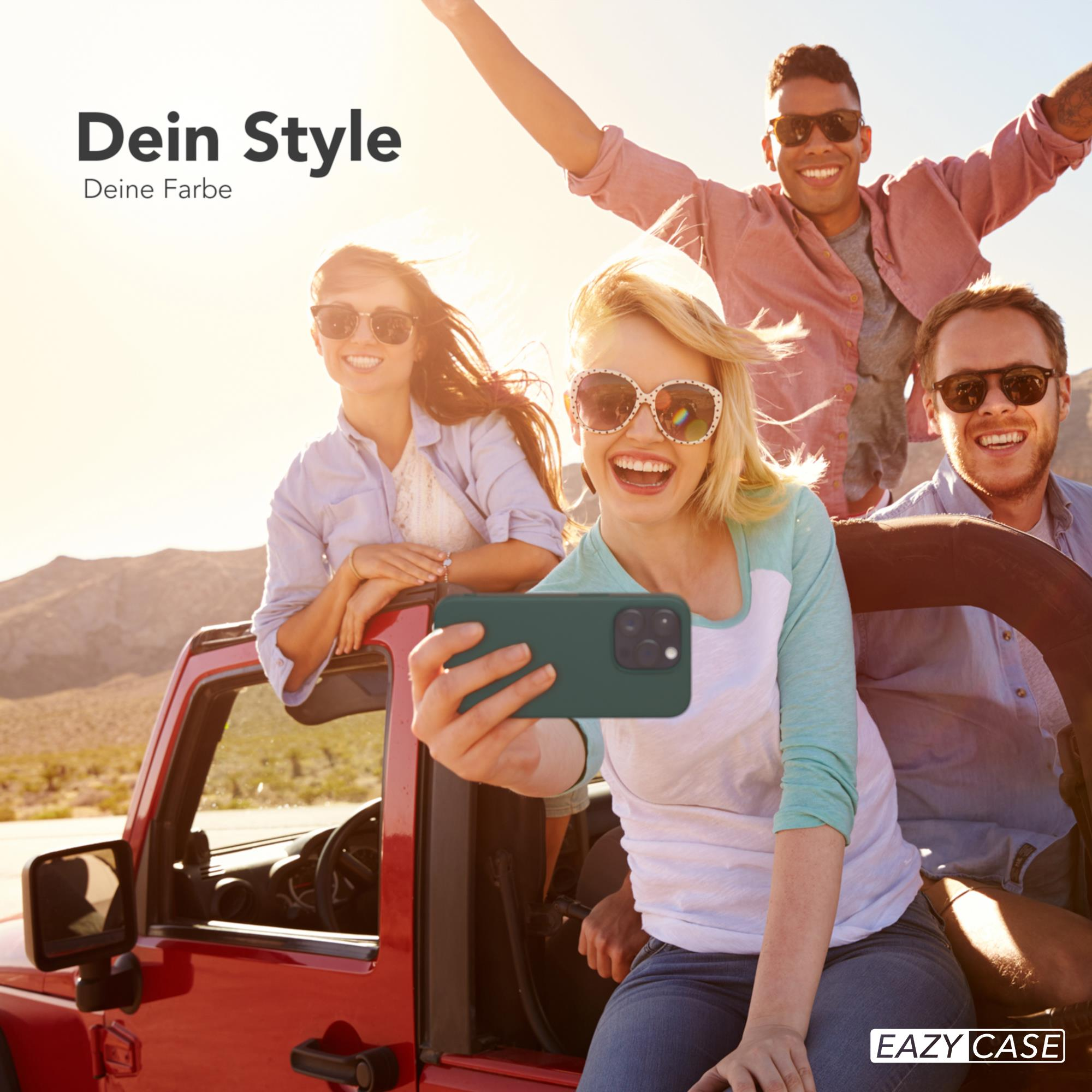Vier Personen in einem roten Auto machen ein Selfie. Sonniger Tag. Der Text ist auf Deutsch.