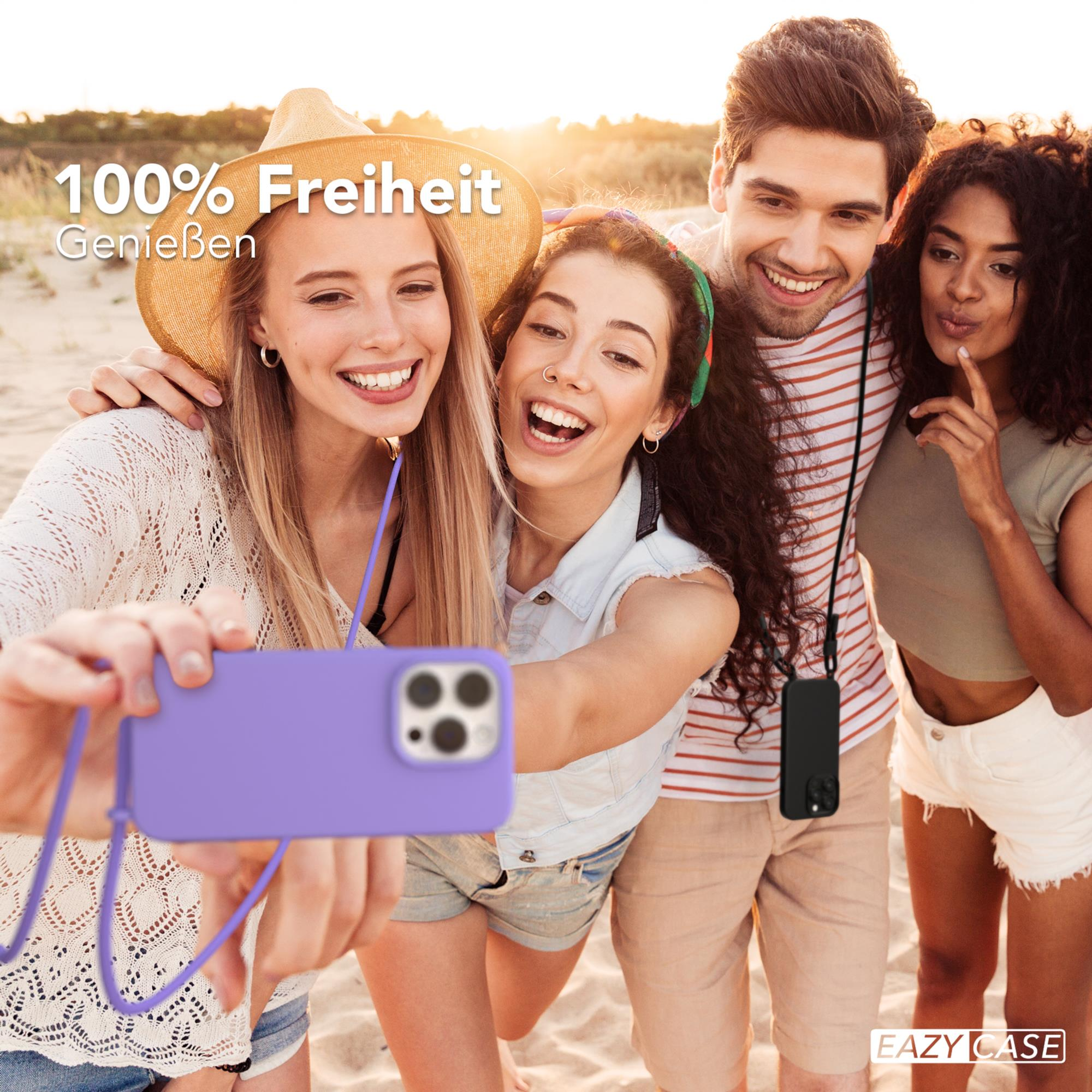 Vier lächelnde Personen, die Telefone mit Hüllen halten. Die Hüllen sind schwarz. Sie sind am Strand.