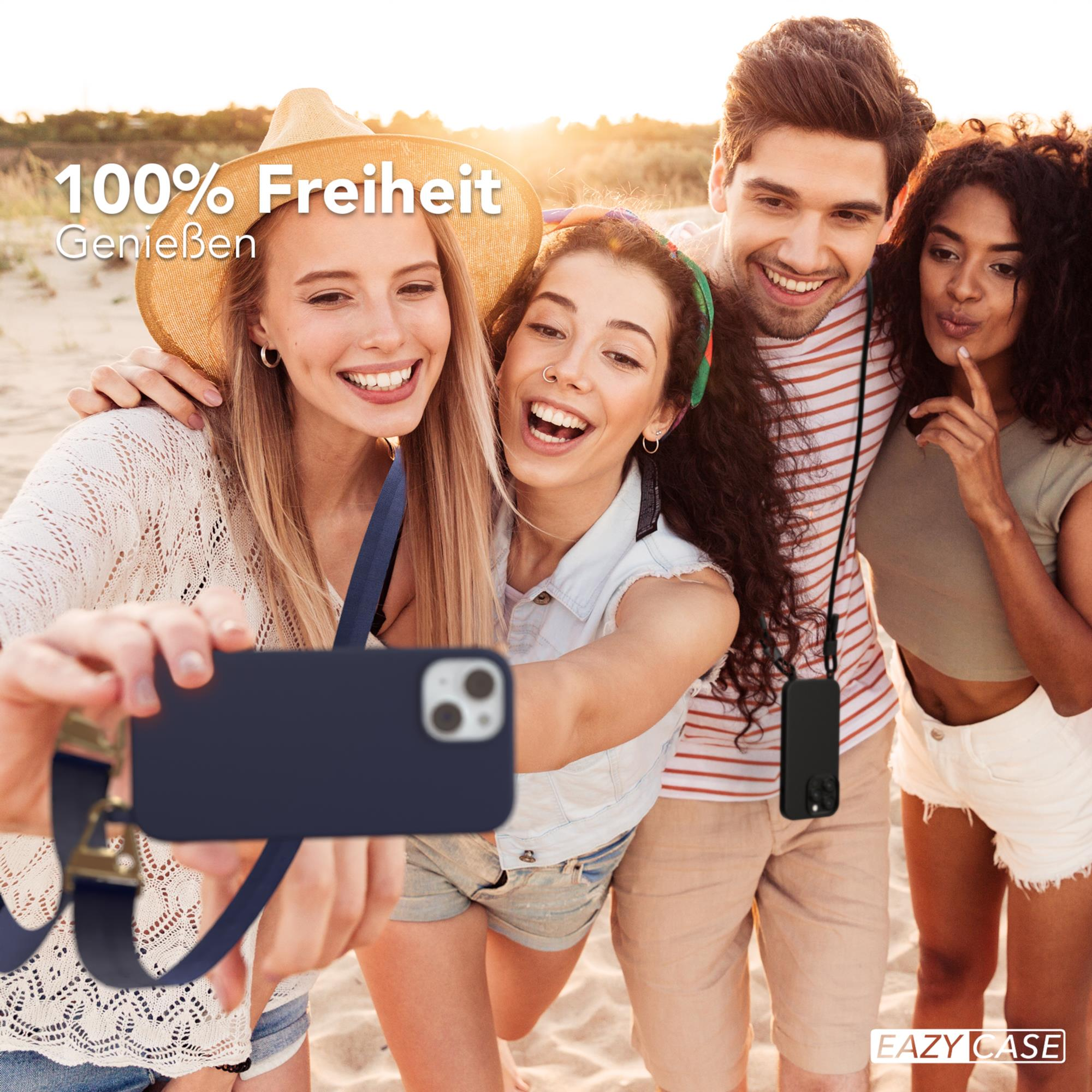 Eine Gruppe von Freunden macht ein Selfie mit einem Telefon, sie tragen eine Handyhülle mit Umhängeband am Strand.