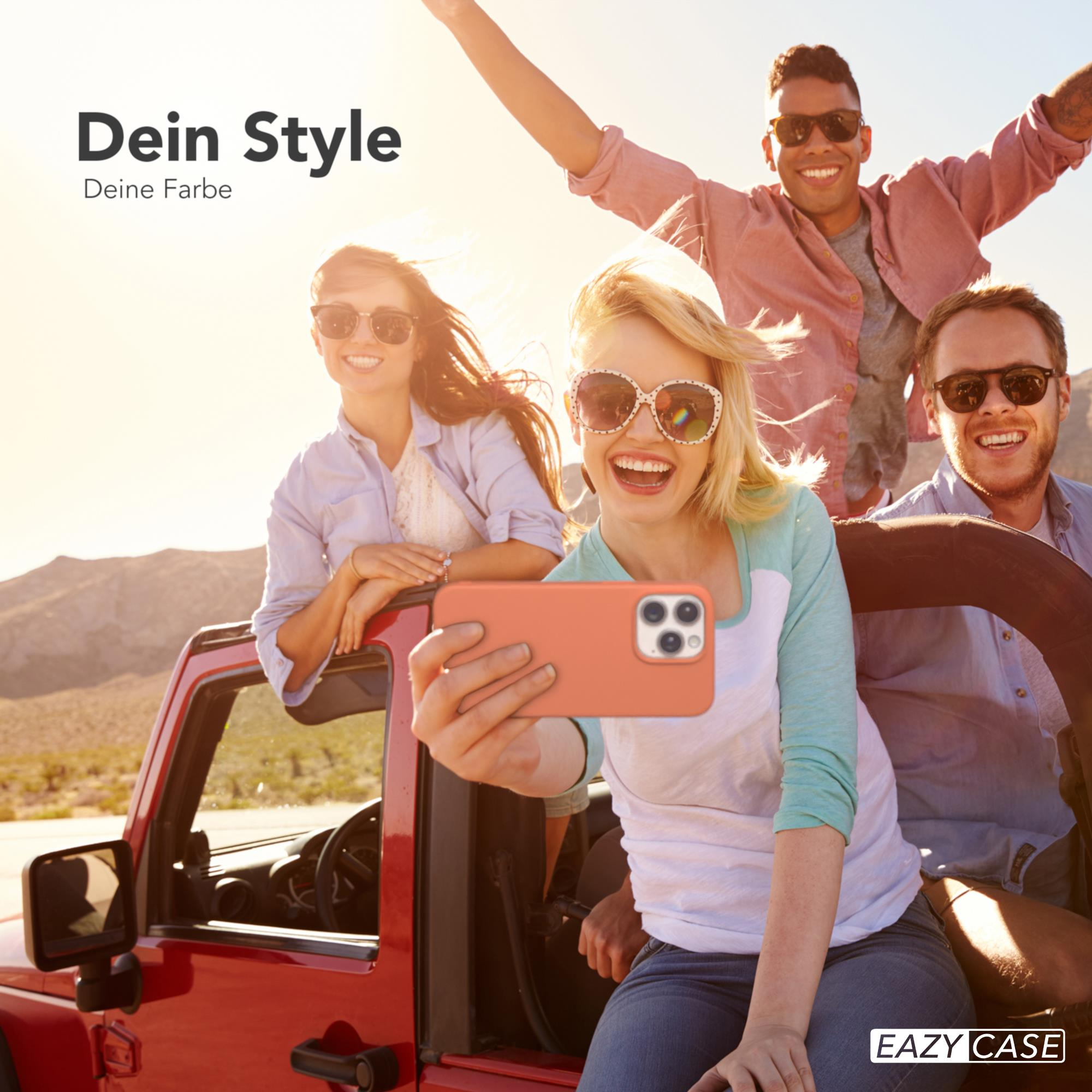 Vier Personen in einem roten Jeep lächeln, machen ein Selfie. Einer hält das Telefon.