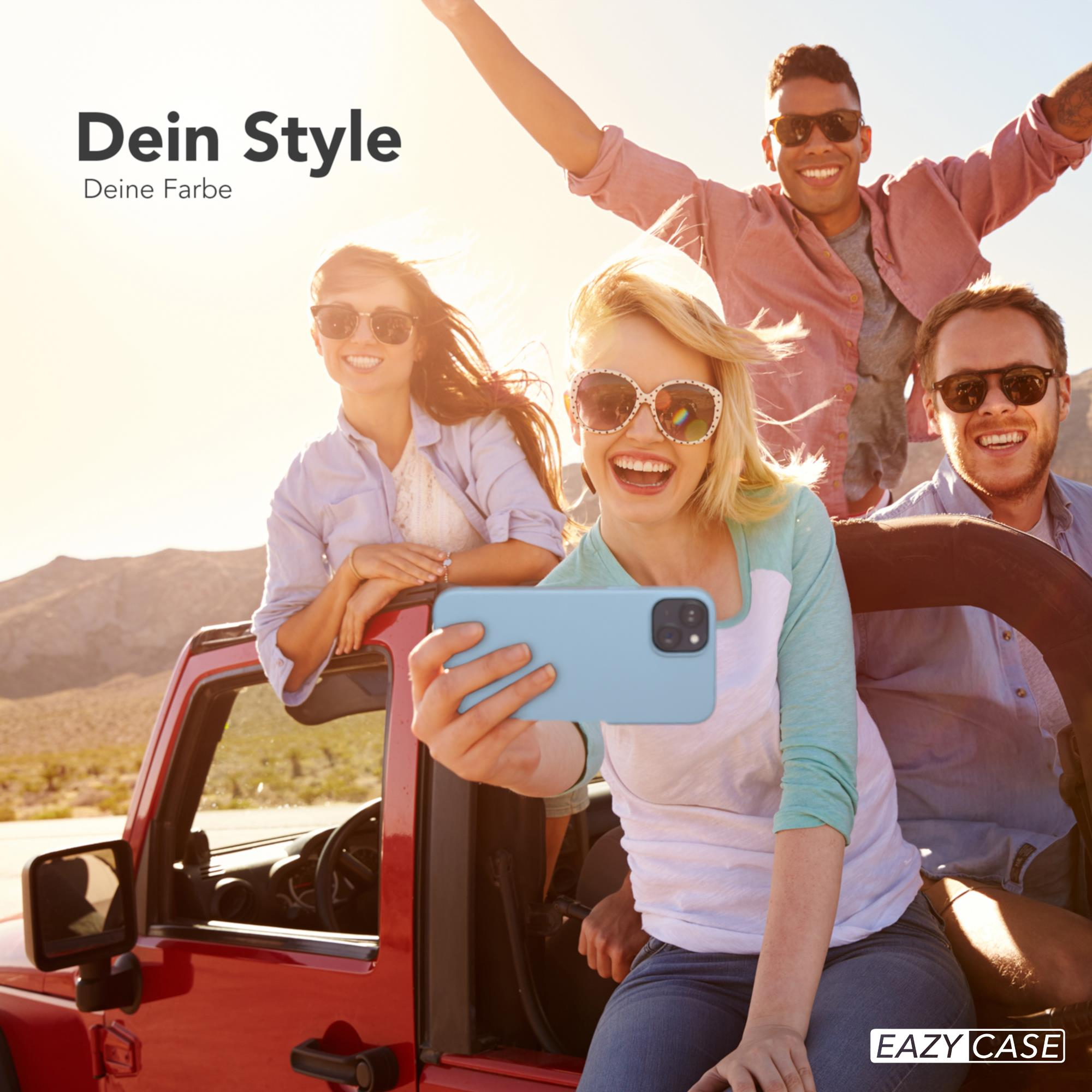 Vier Personen in einem roten Jeep machen ein Selfie mit einem Handy.