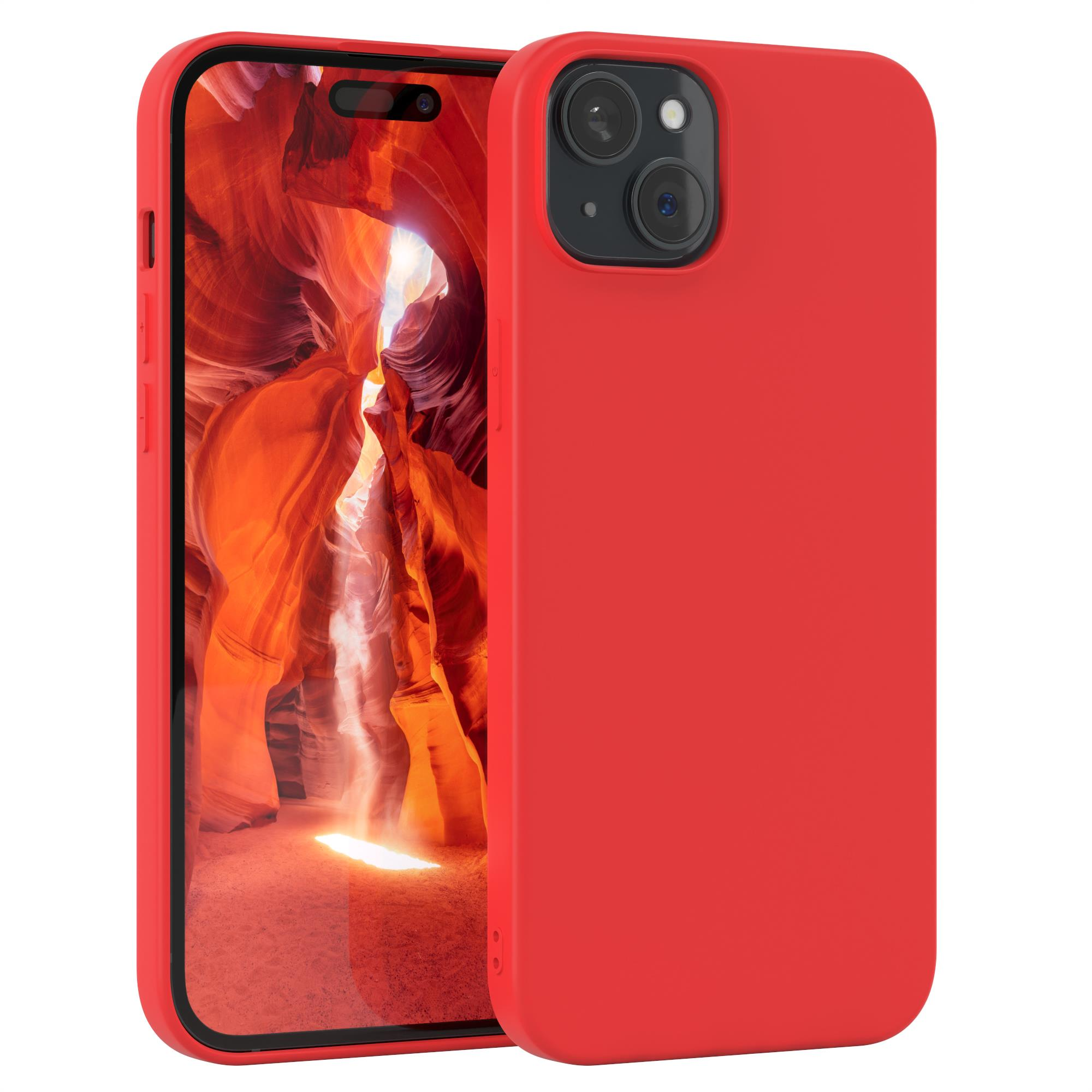 Rotes Telefon mit roter Handyhülle. Telefon hat Dreifachkamera. Schwarze Ränder.