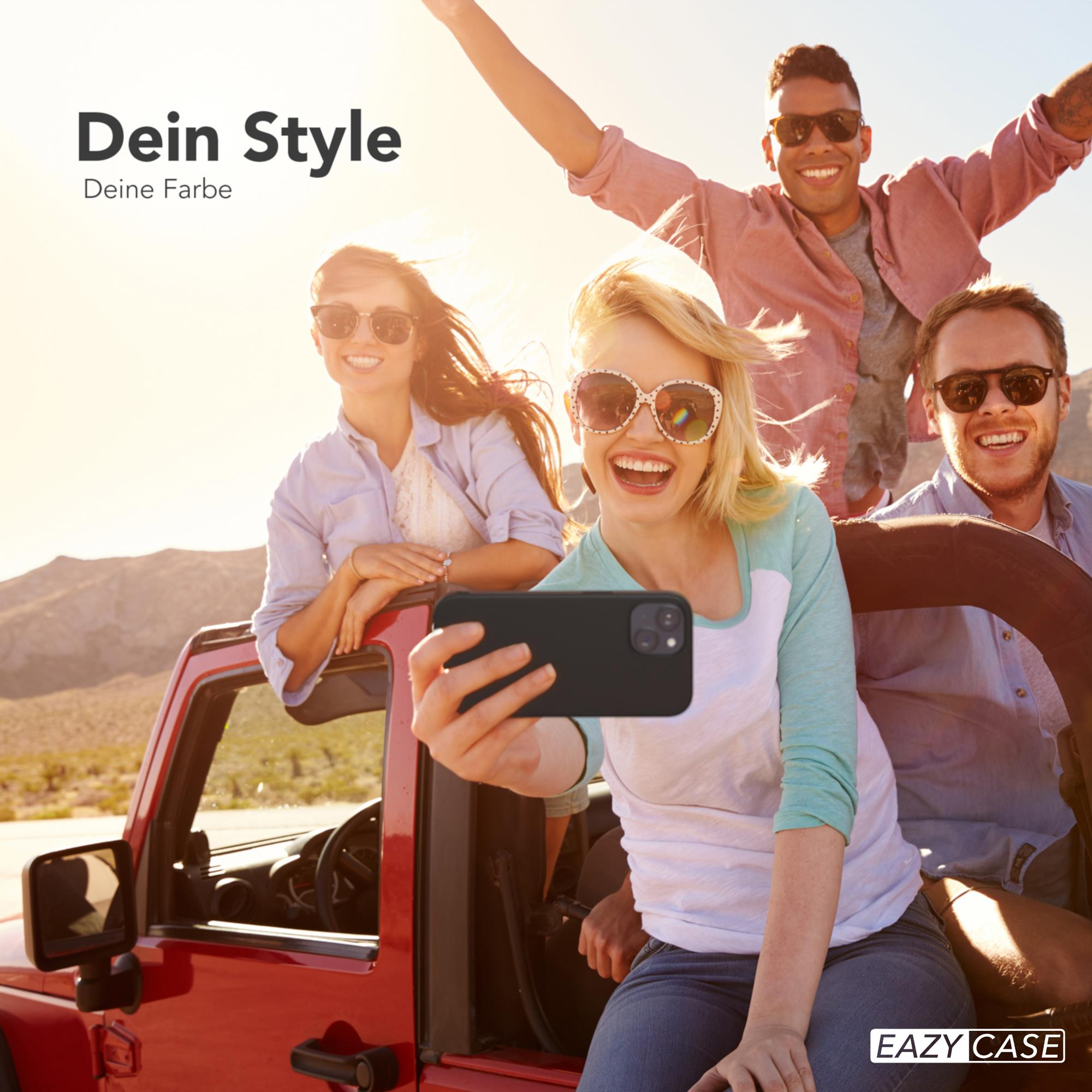 Vier Personen in einem roten Jeep machen ein Selfie mit einem schwarzen Telefon, Sonne lacht.