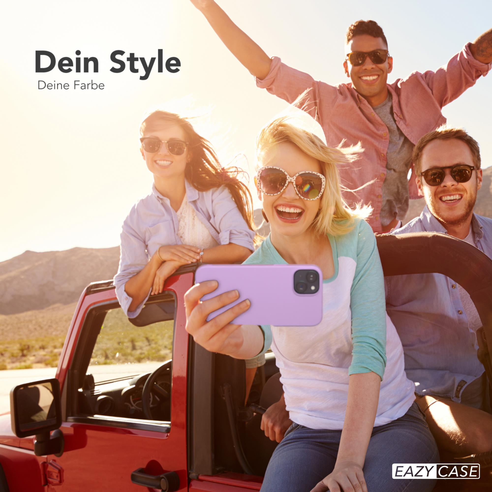 Vier Personen machen im Auto ein Selfie. Sonniger Hintergrund.