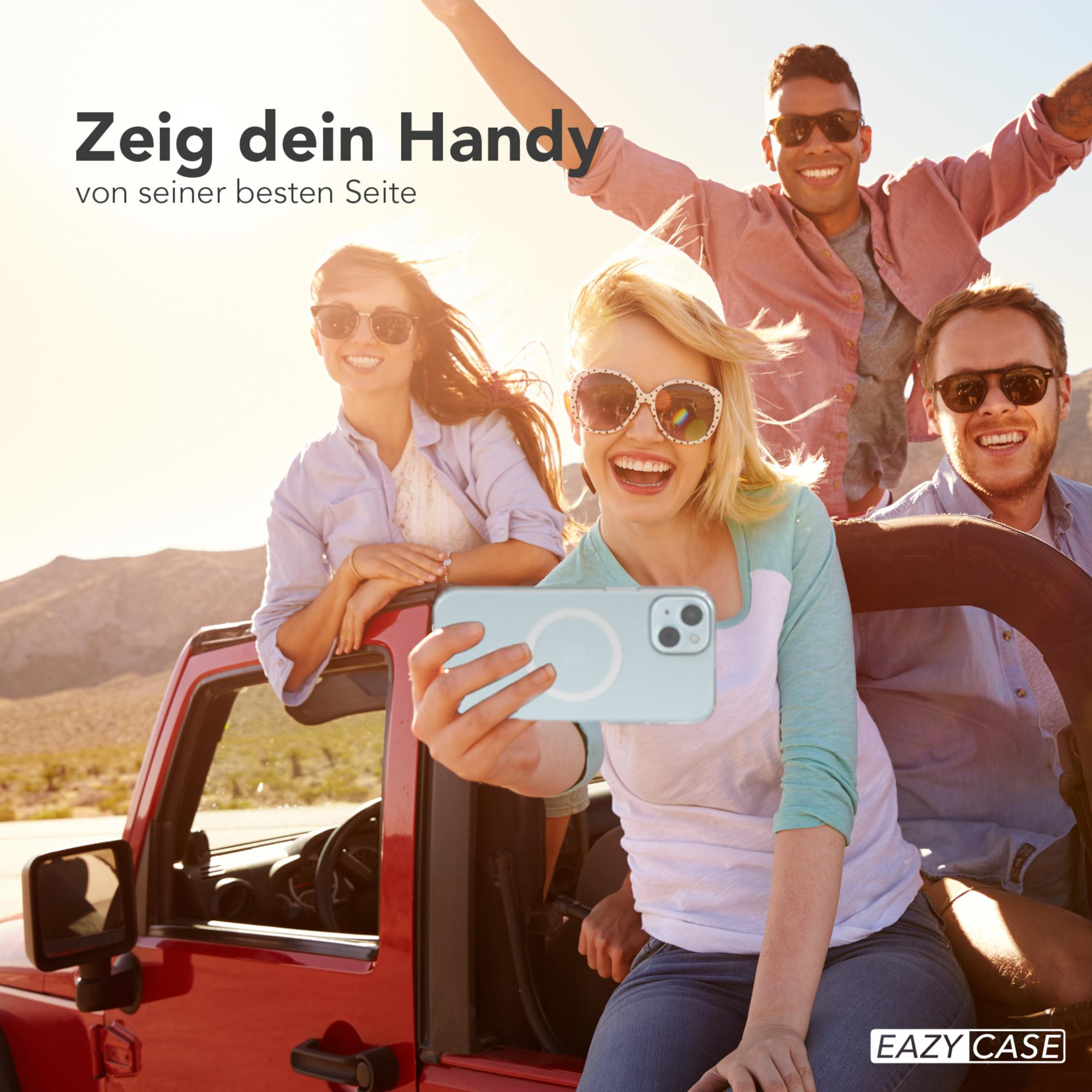 Vier Personen in einem Auto machen ein Selfie mit einem Telefon in hellblauer Hülle.