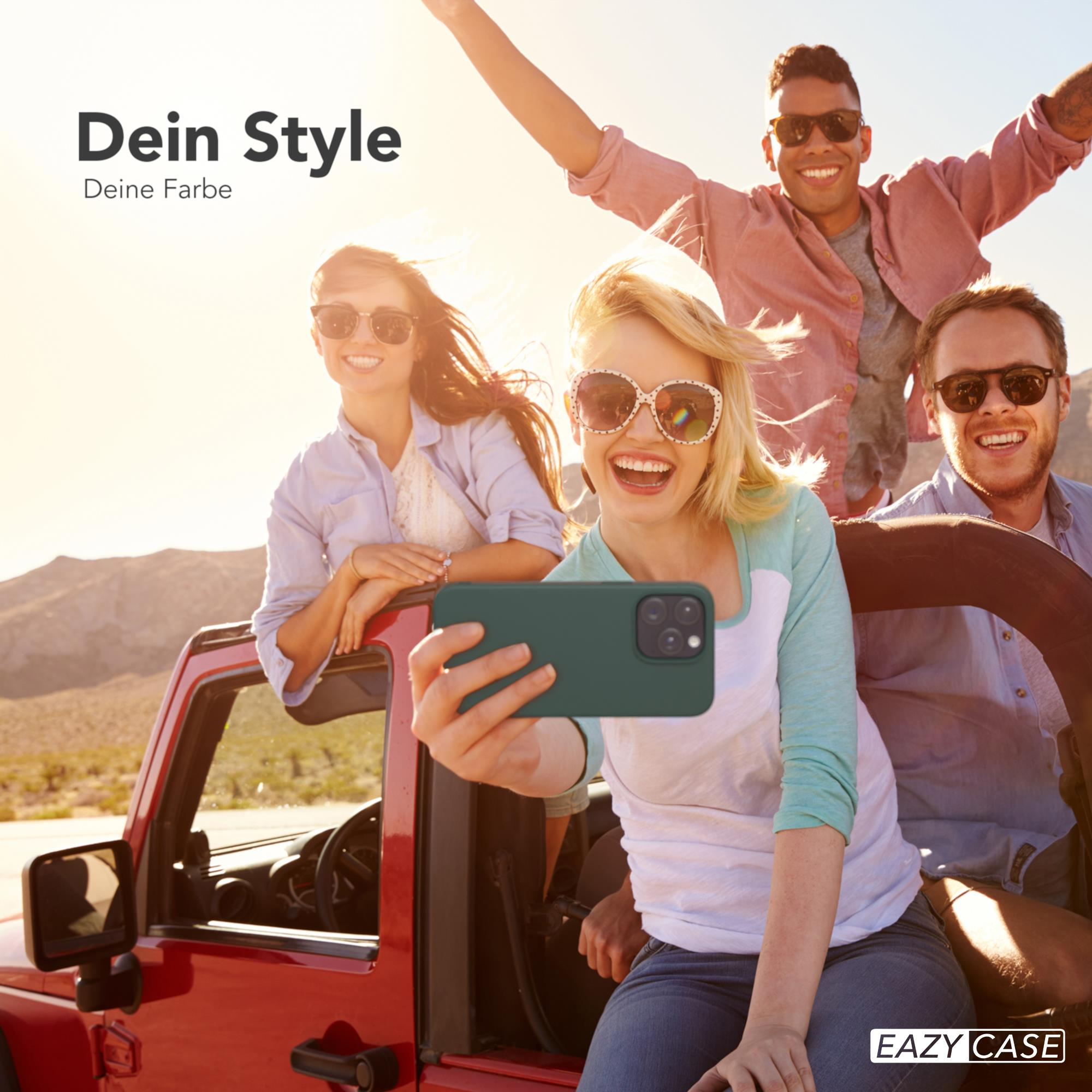 Vier Personen in einem roten Jeep machen ein Selfie. Die Sonne scheint. Eazy Case Logo in der Ecke.
