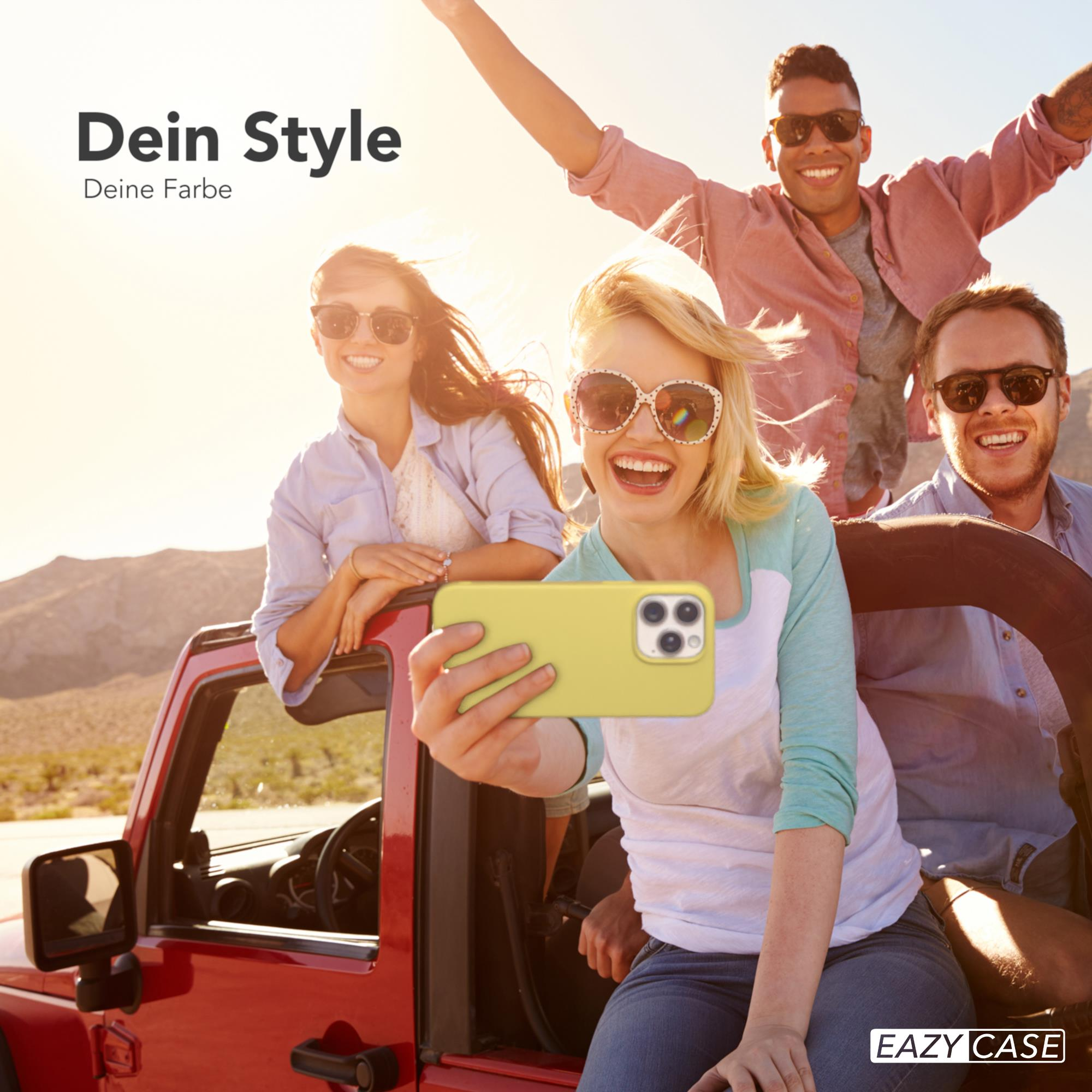 Vier Personen in einem Jeep machen ein Selfie mit einer gelben Handyhülle, im Sonnenlicht im Freien.
