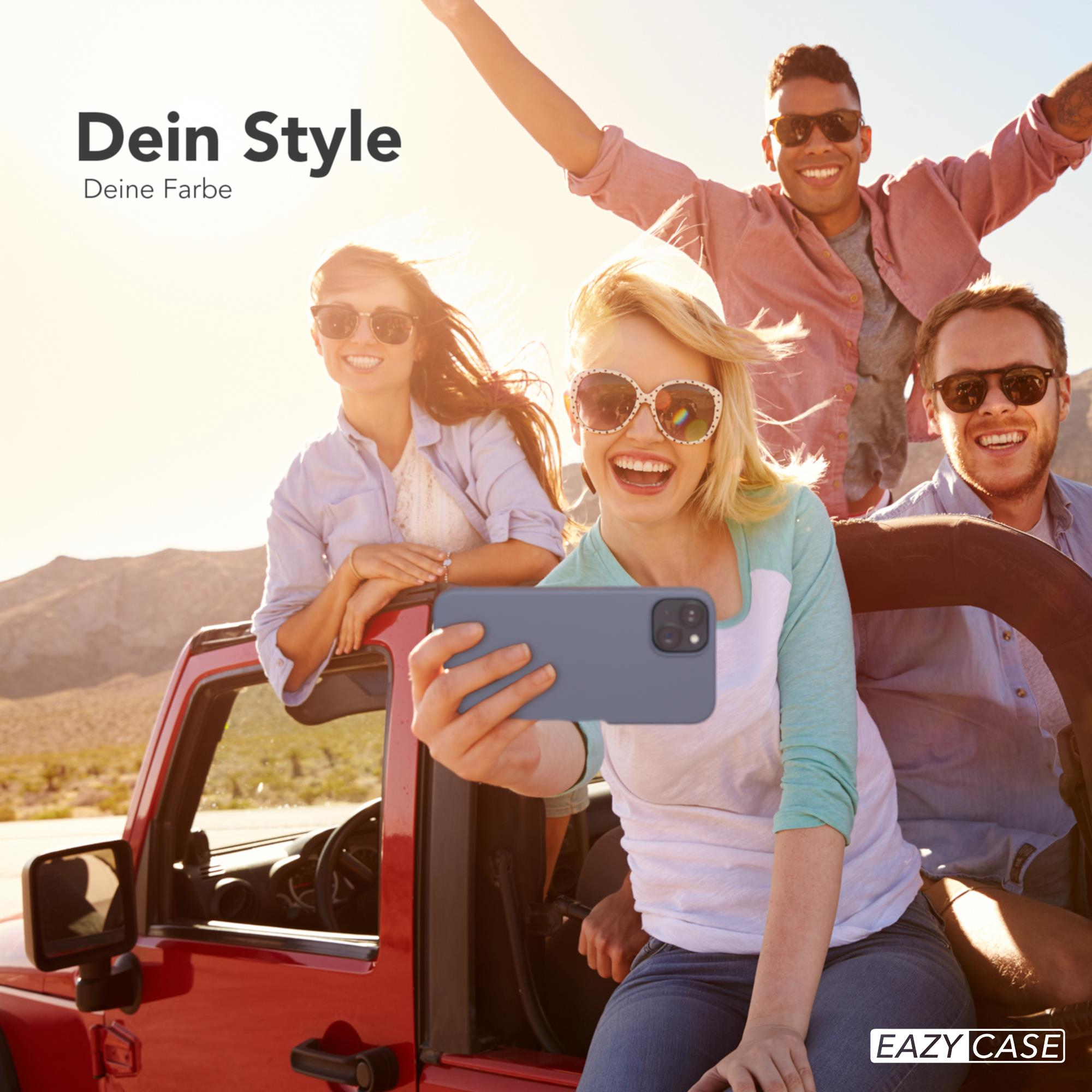 Vier Personen in einem roten Jeep machen ein Selfie mit einem Handy.