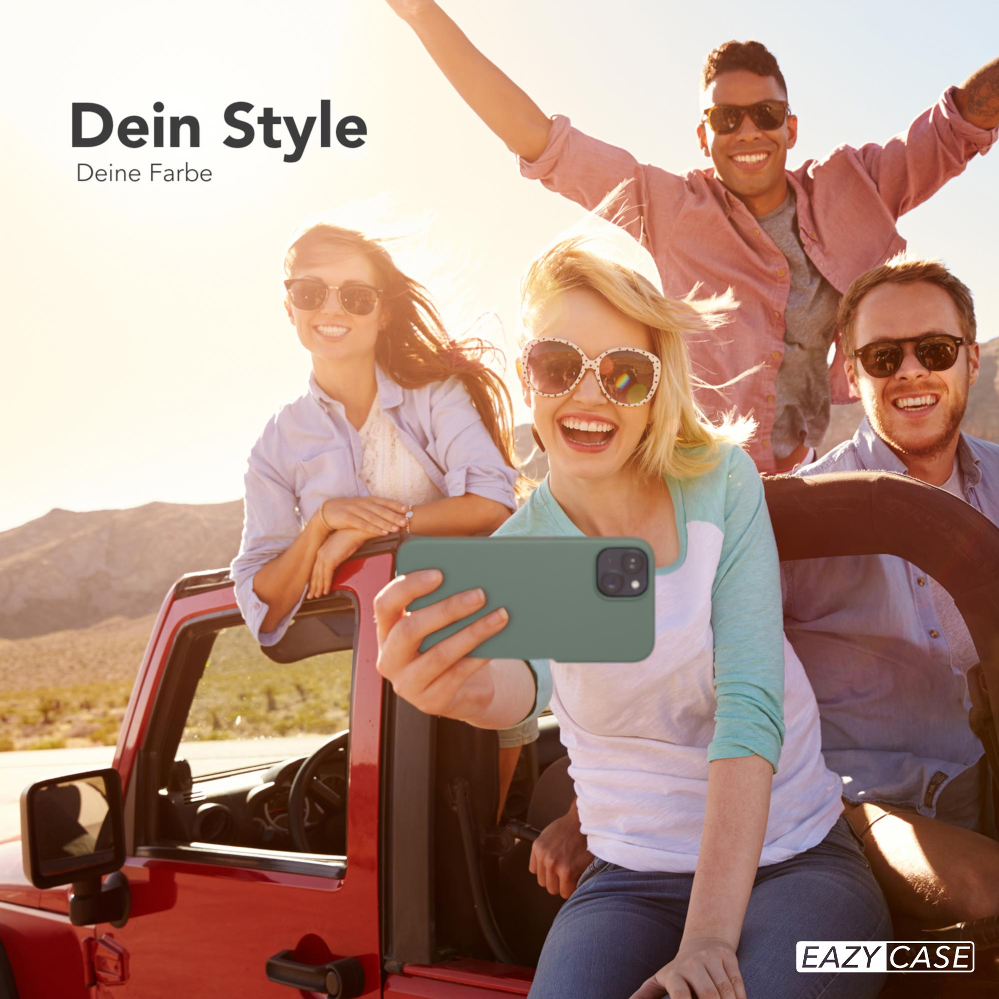 Gruppe von Leuten, die ein Selfie aus einem Auto machen. Sie lächeln. Das Auto ist rot.