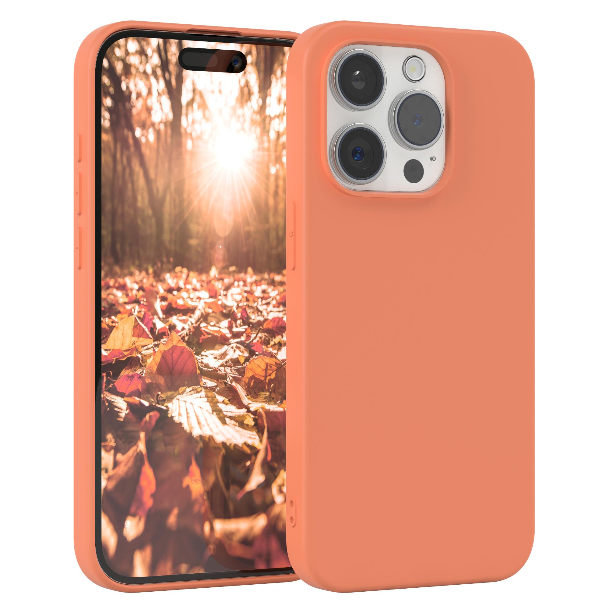 Orangefarbene Handyhülle mit Telefon, das eine Waldszene mit Herbstblättern zeigt.