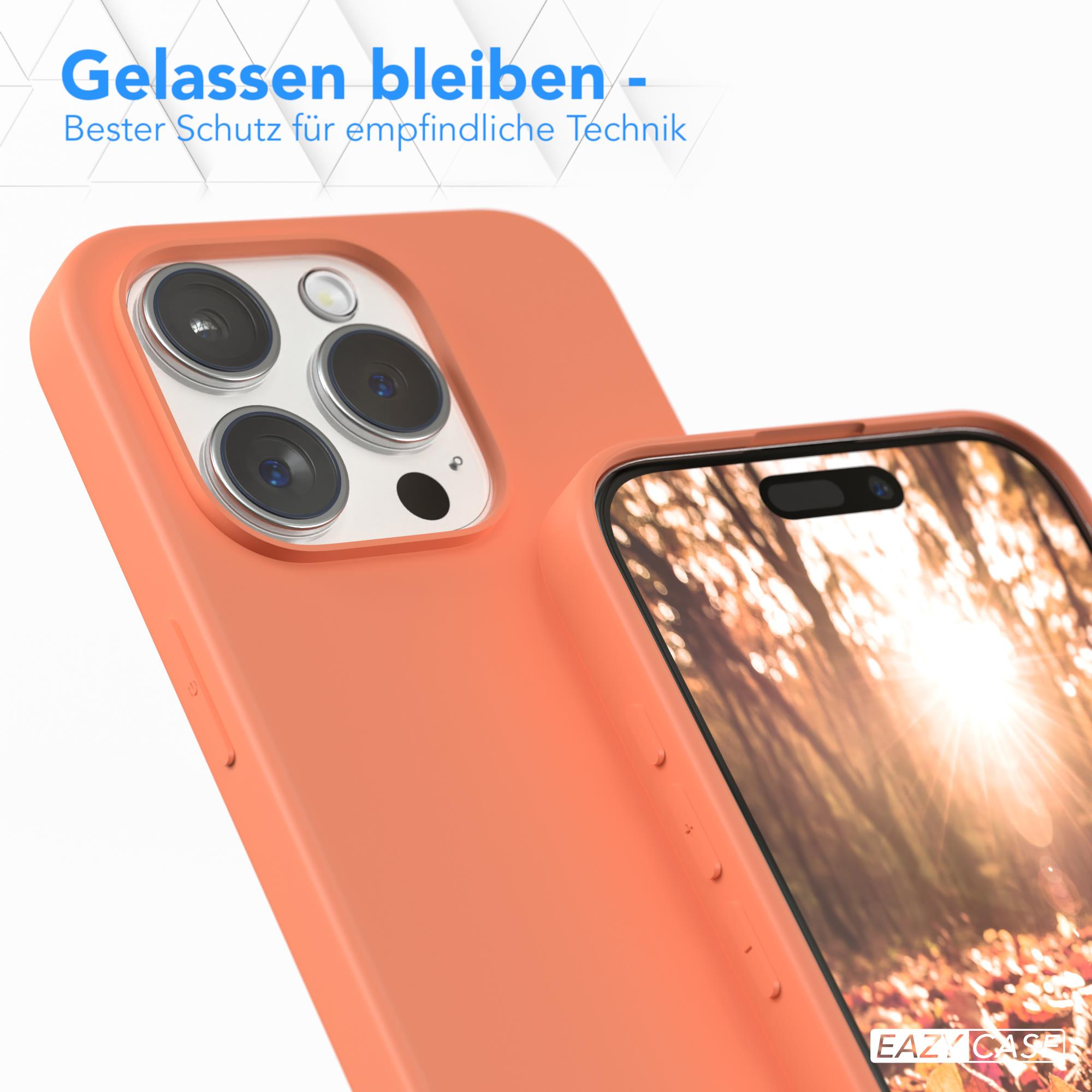 Eine pfirsichfarbene Handyhülle mit einem Telefon darin. Die Hülle umschließt ein Telefon. Der Hintergrund ist verschwommen.