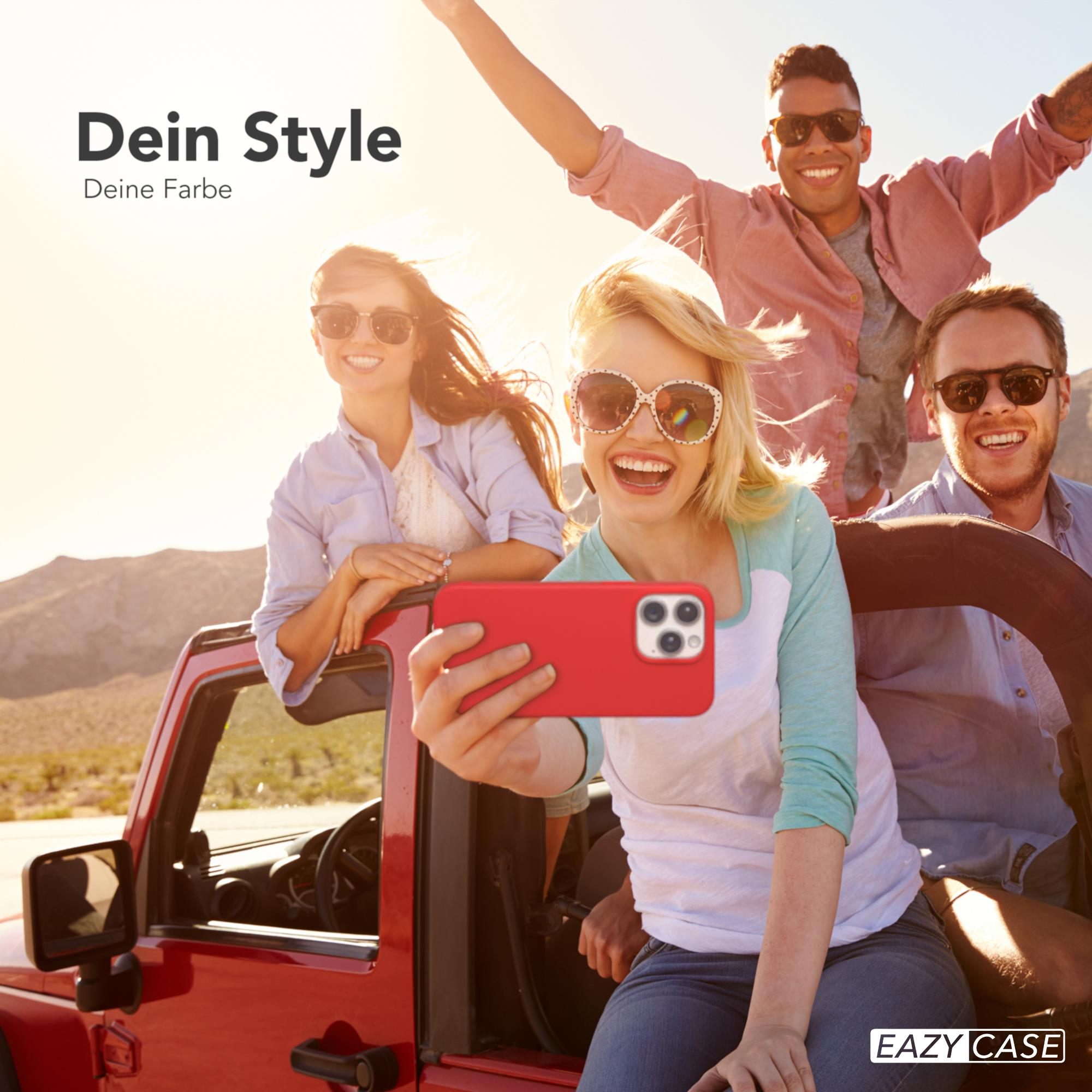 Vier Personen in einem roten Jeep machen ein Selfie. Einer hält eine rote Handyhülle. Sonniger Tag.