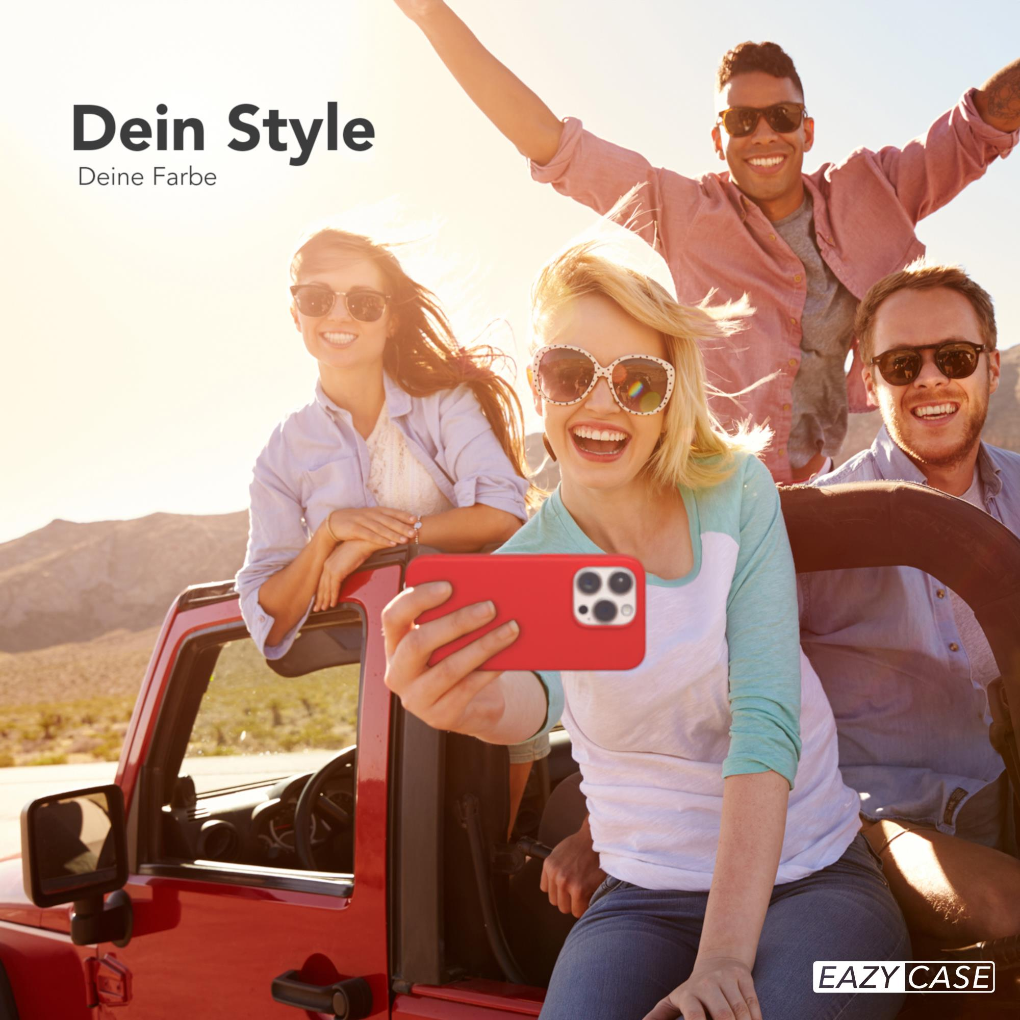 Vier Personen in einem roten Jeep machen ein Selfie mit einer roten Handyhülle. Sie lächeln im Sonnenlicht.