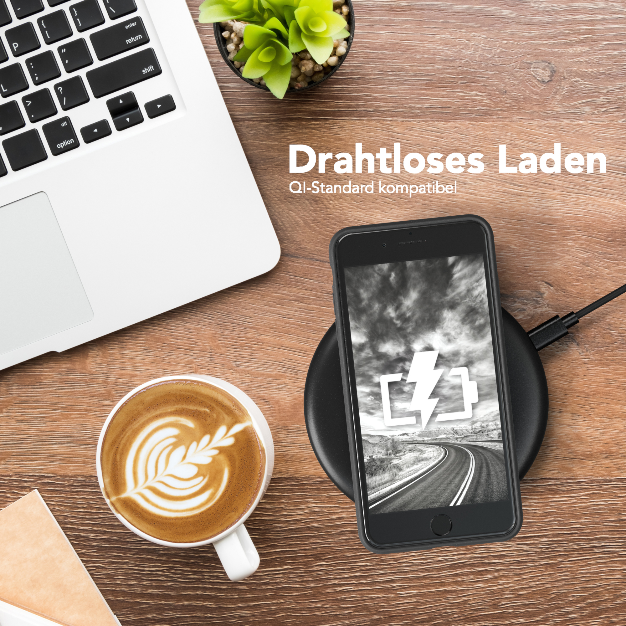 Telefon auf kabellosem Ladegerät, Kaffee und Laptop auf Holztisch. Text: Kabelloses Laden.