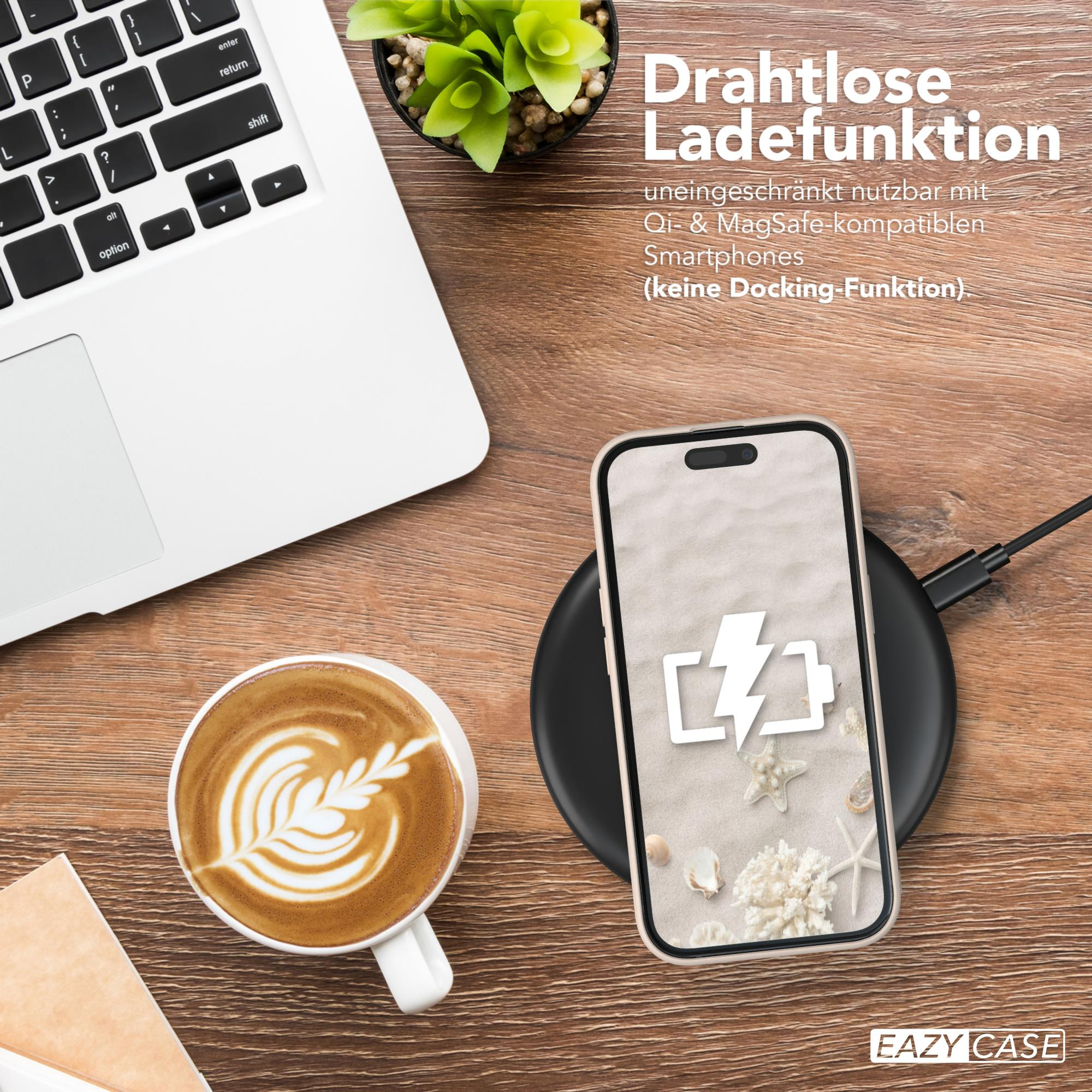 Telefon lädt auf Pad mit Kaffeetasse und Laptop auf Holztisch.