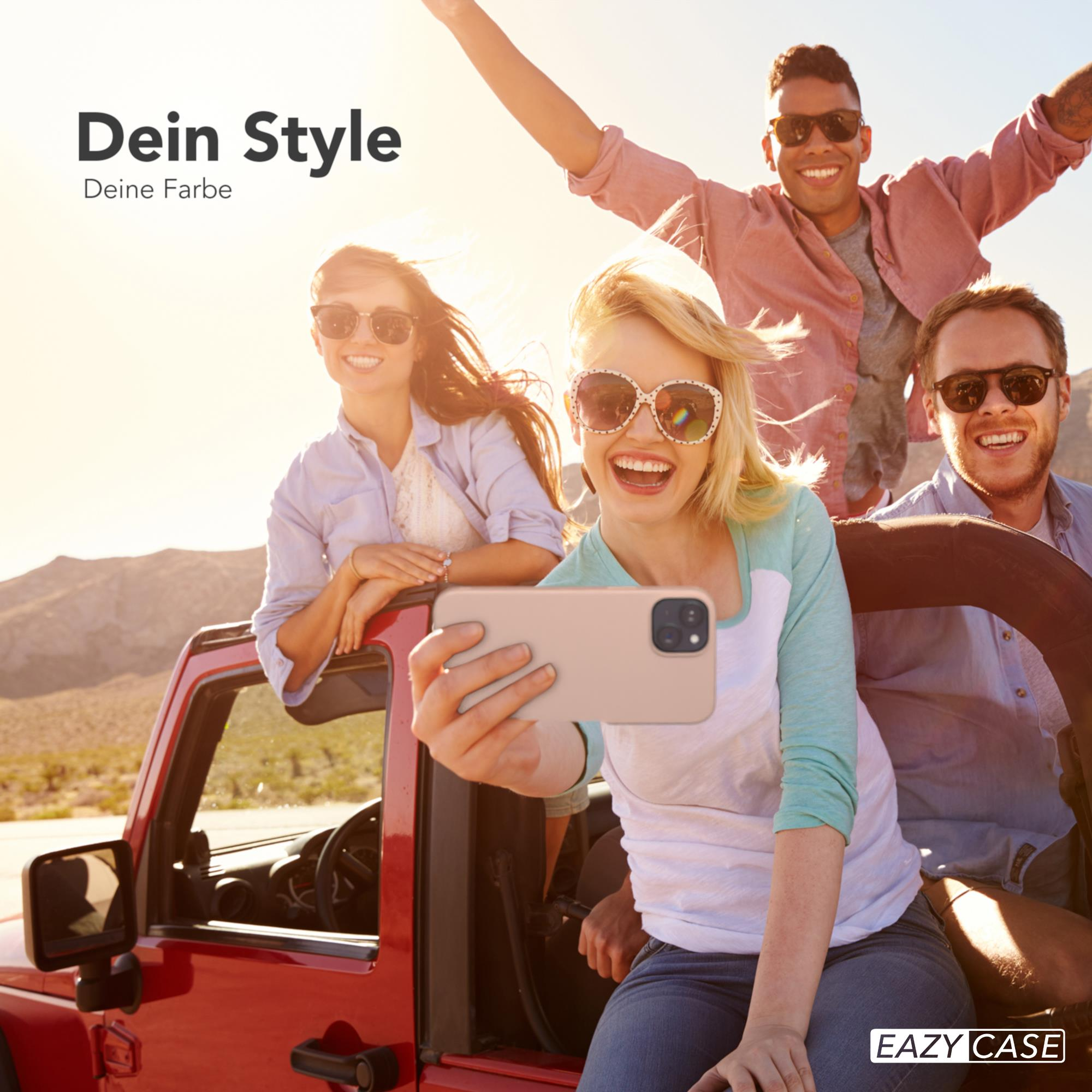 Vier Personen in einem roten Jeep machen ein Selfie. Sie lächeln und genießen die Sonne.