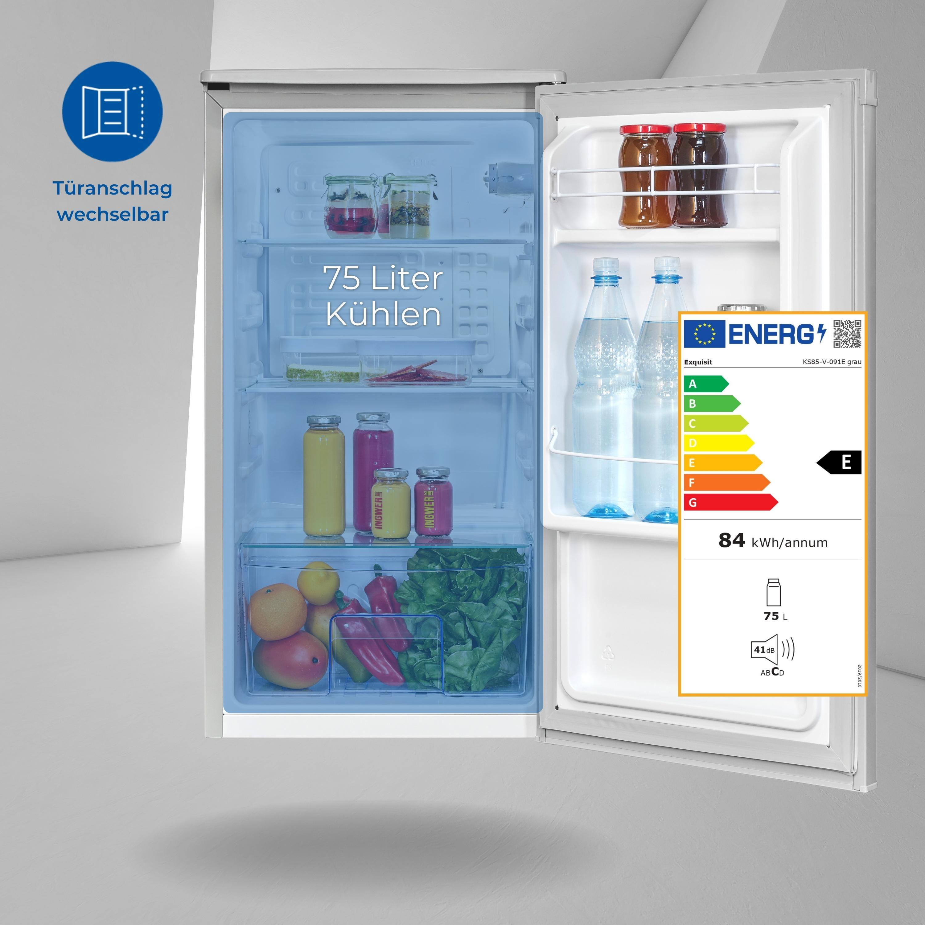 Kühlschrank mit offener Tür. Innen Getränke, Lebensmittel und Energielabel. Text: 75 Liter Kühlen, 84 kWh.