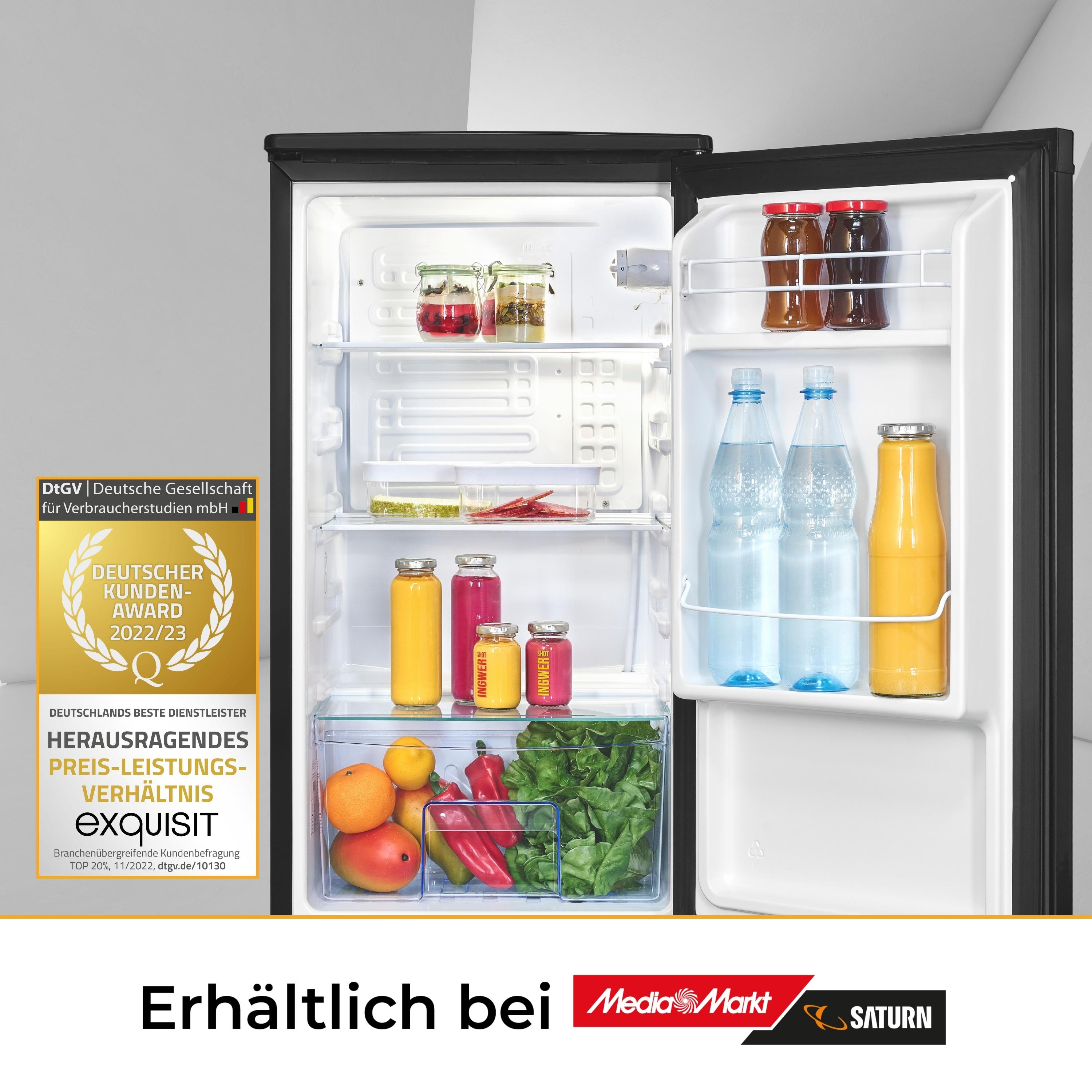 Ein Kühlschrank mit offener Tür. Im Inneren befinden sich Flaschen, Gläser und Lebensmittel. Links ist eine goldene Auszeichnung.