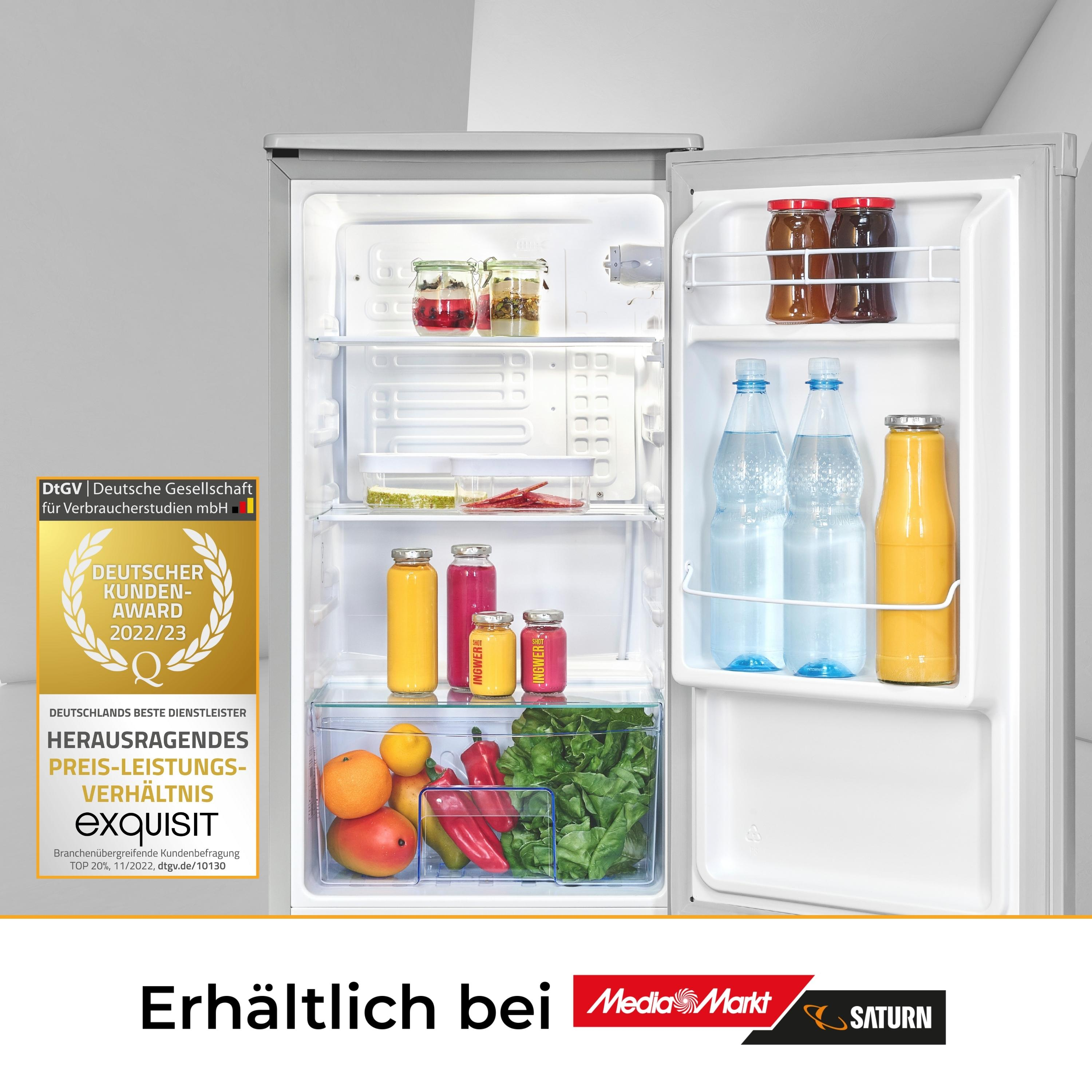 Kühlschrank offen mit Essen darin. Er hat Regale mit Flaschen, Gläsern und frischen Produkten.