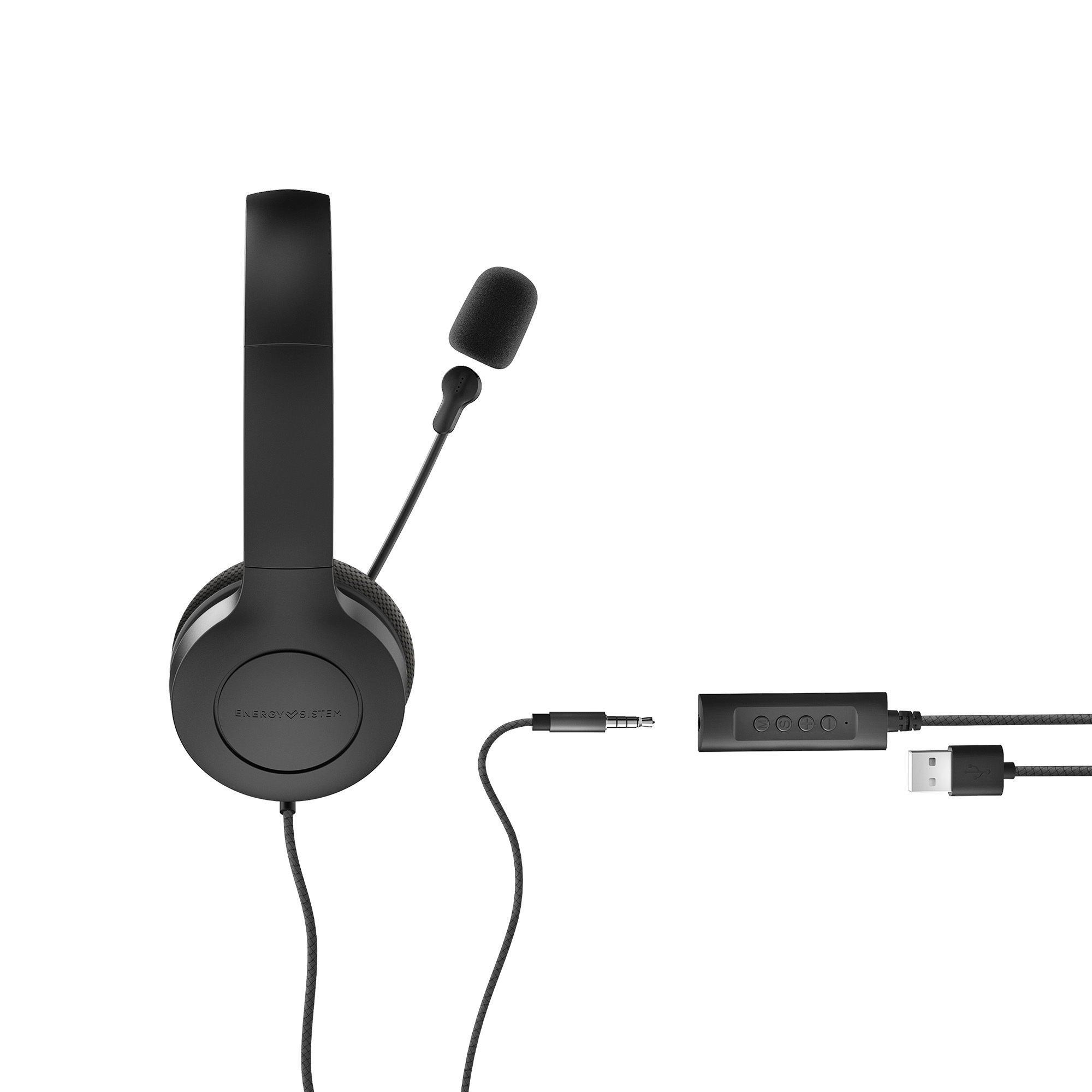 Auriculares negros con micrófono, cable y conector USB. Aislados sobre fondo blanco.