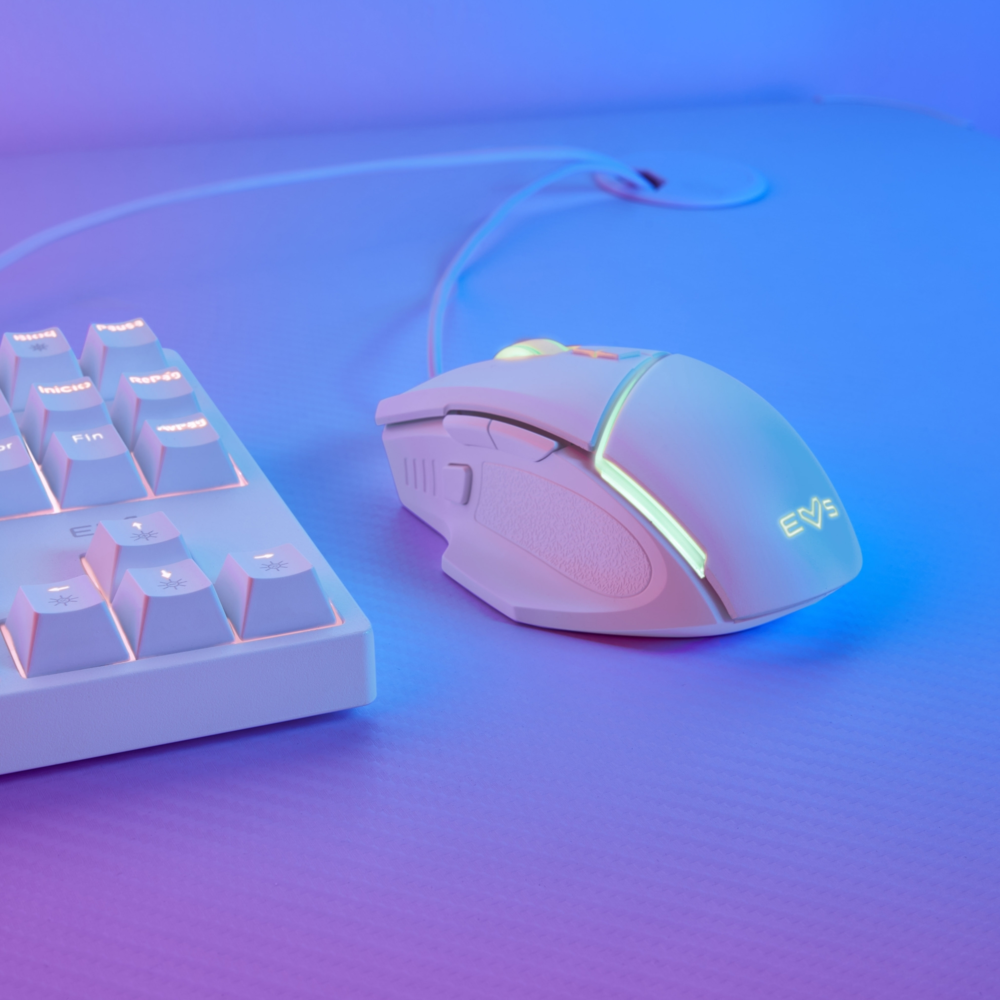 Mouse da gioco bianco con luci luminose, tastiera parzialmente visibile sullo sfondo.