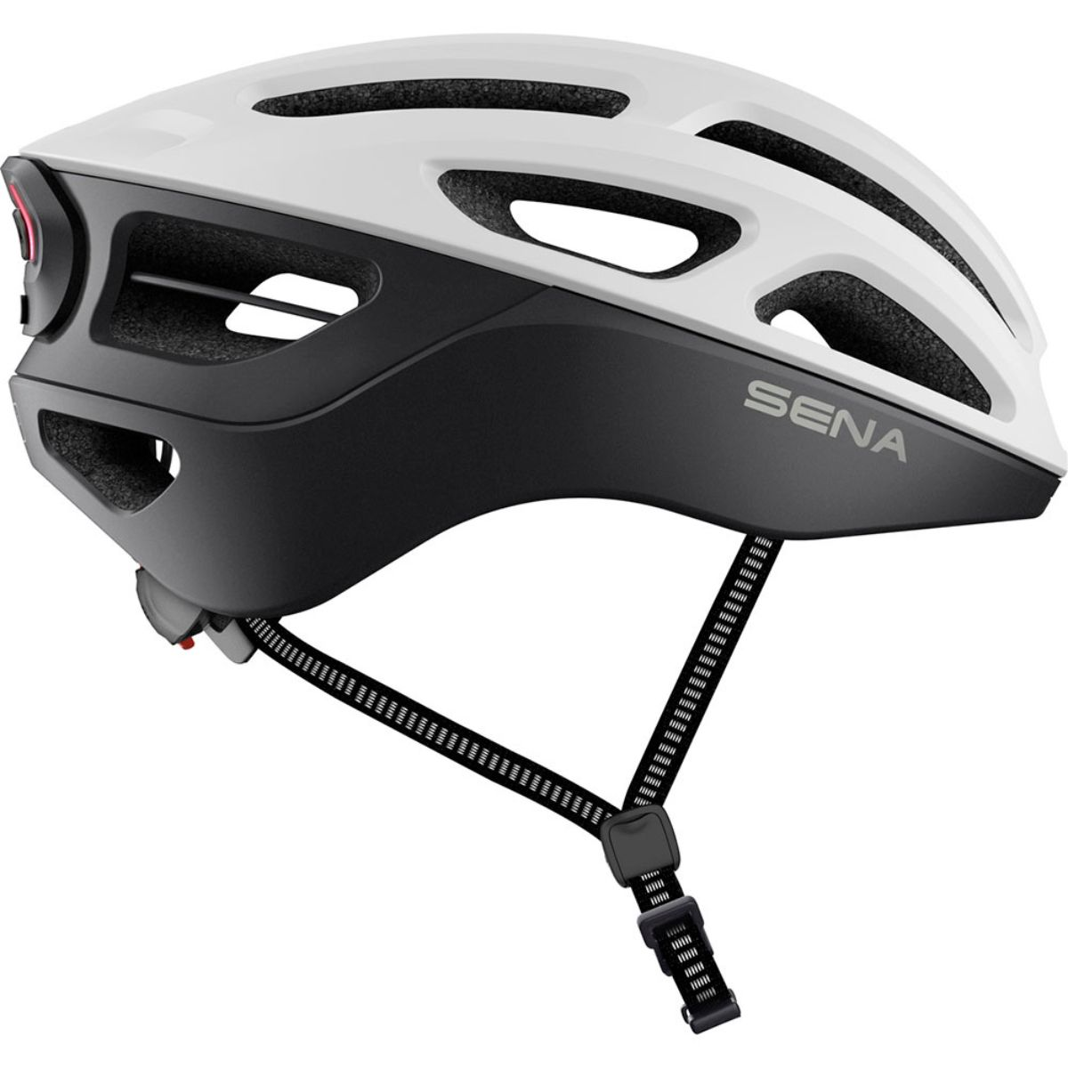 Weiß-schwarzer Fahrradhelm mit reflektierendem Riemen und SENA-Logo.