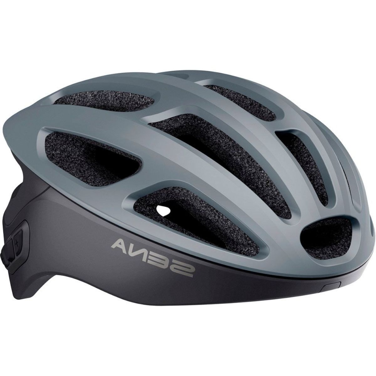 Grauer Fahrradhelm mit Sena-Logo und Riemen, vor weißem Hintergrund.