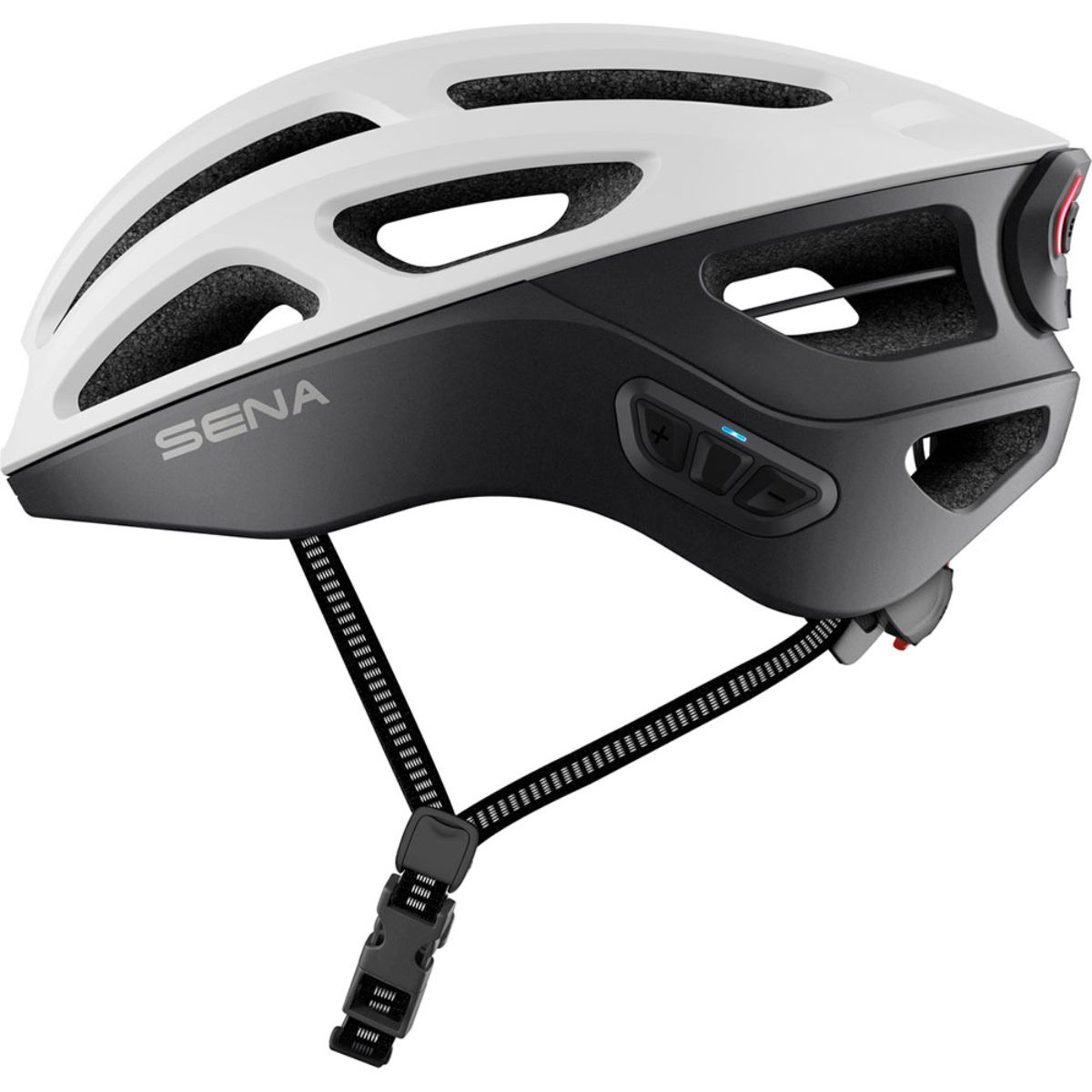 Ein weiß-schwarzer Fahrradhelm mit Belüftungsöffnungen. Er hat das Logo 'SENA'. Ein Riemen und eine Schnalle sind sichtbar.
