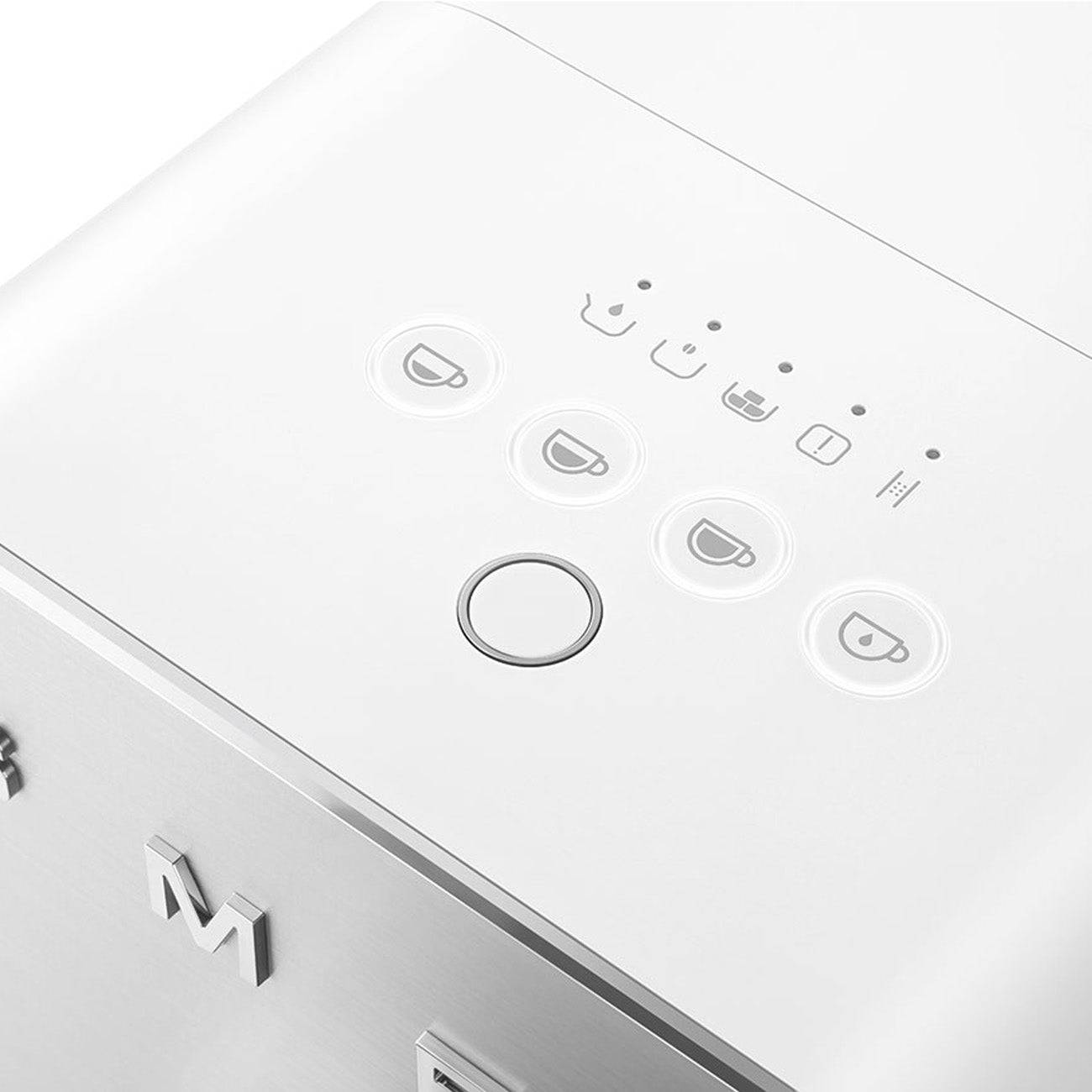 Primer plano de un panel de control de cafetera blanco con botones y un botón de encendido.